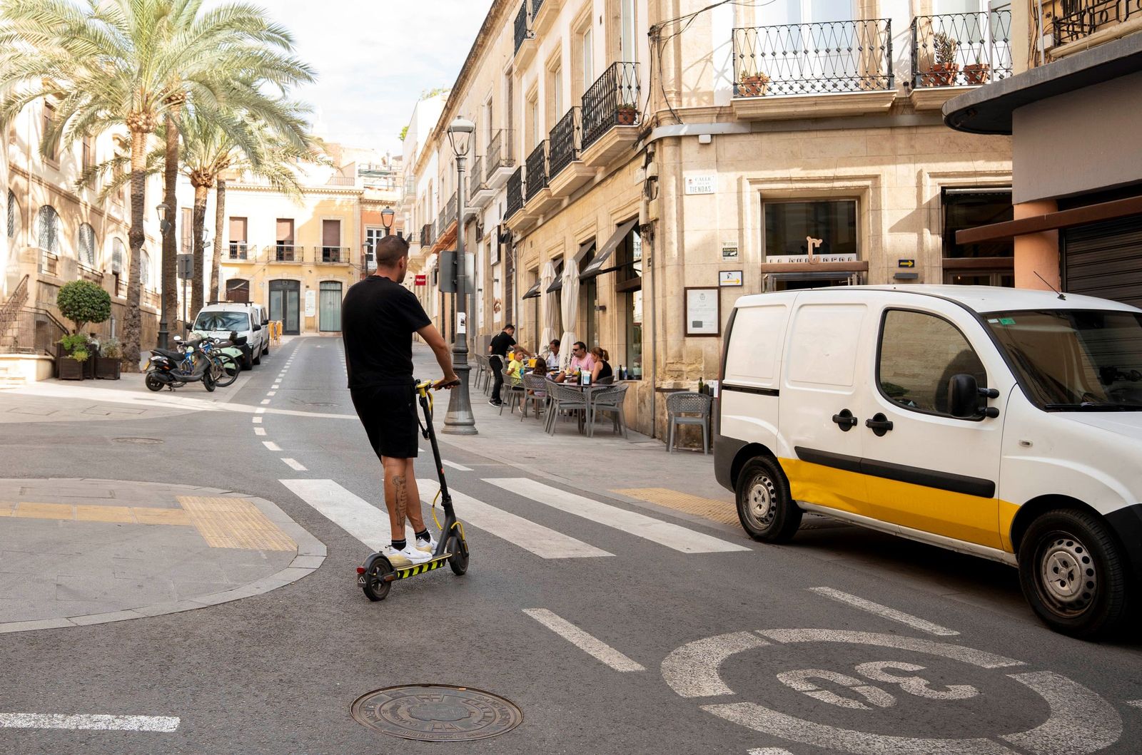 Un almeriense circula con patinete por las calles del centro de Almería.