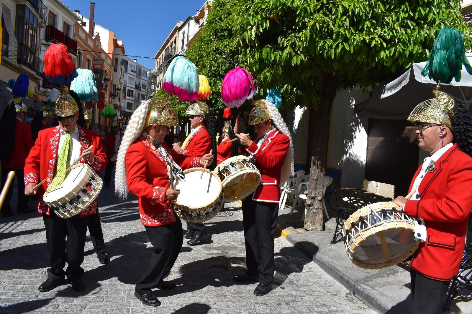 Judíos coliblancos y colinegros tocan el tambor en una calle de Baena.