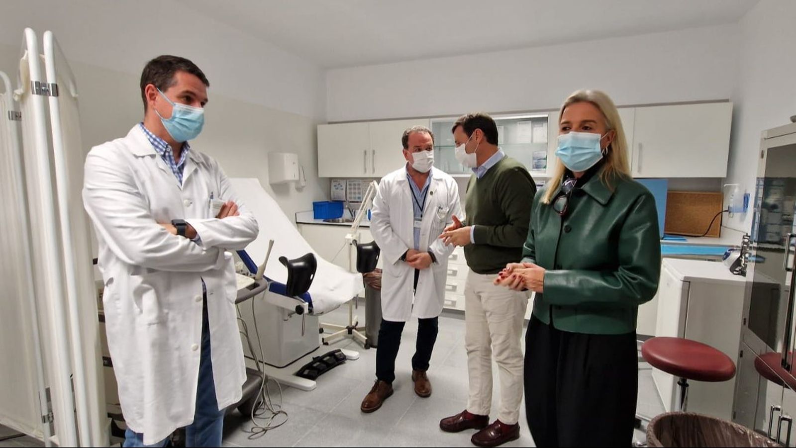 El subdelegado de la Junta de Andalucía en el Campo de Gibraltar, Javier Ros, y la delegada territorial de la Consejería de Sanidad, Eva Pajares, viistan la Unidad de Reproducción de La Línea.