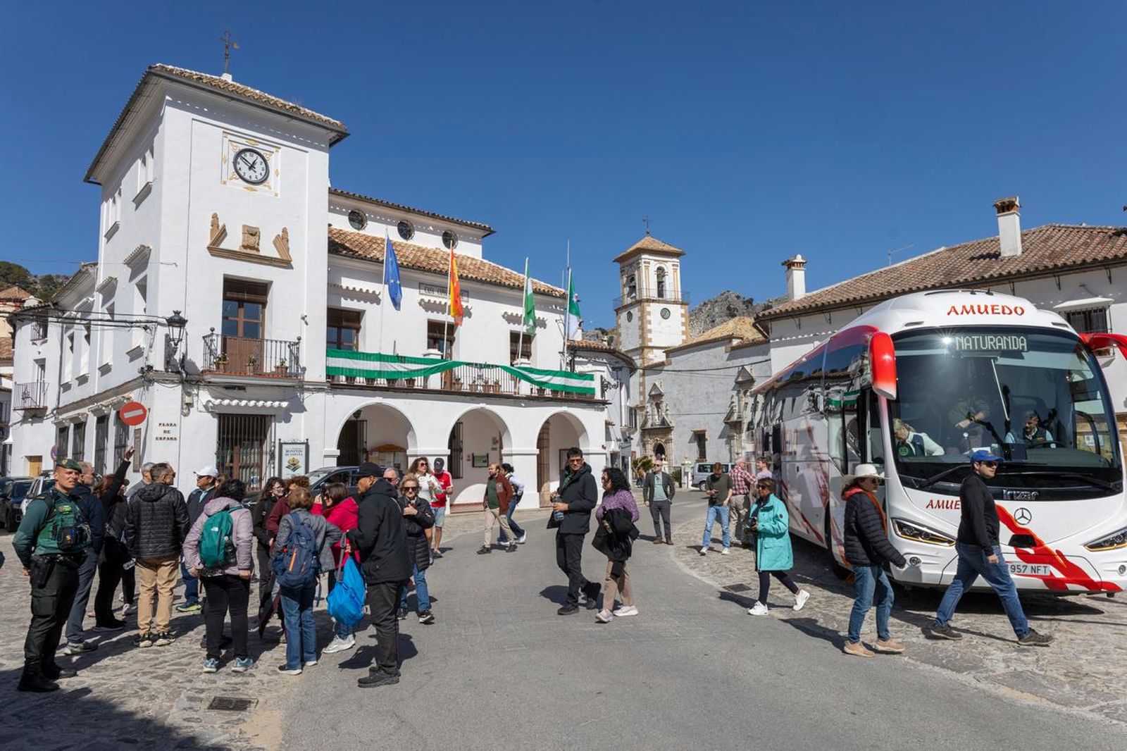 Turistas en la Plaza de España de Grazalema.