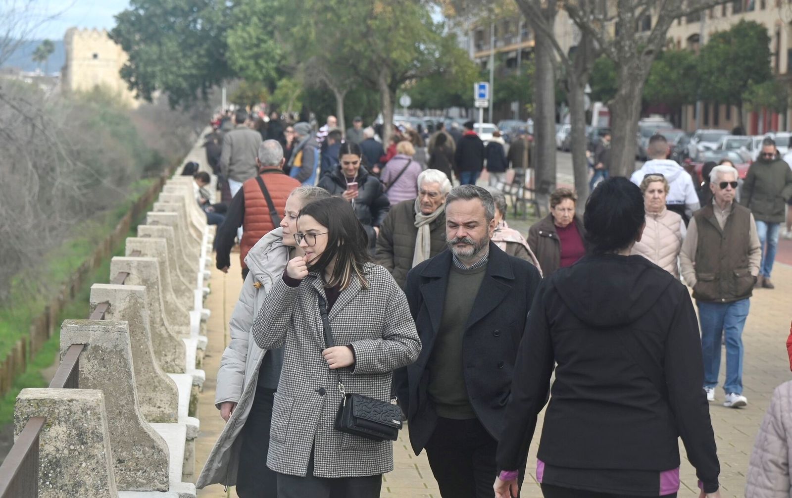 Las calles de Córdoba se llenan de gente con la tregua de la lluvia, en imágenes