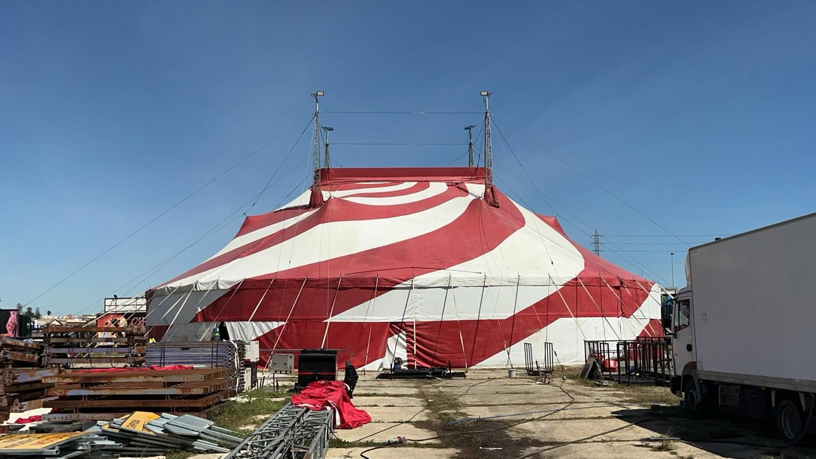 La nueva carpa, cedida temporalmente por el circo Twister.