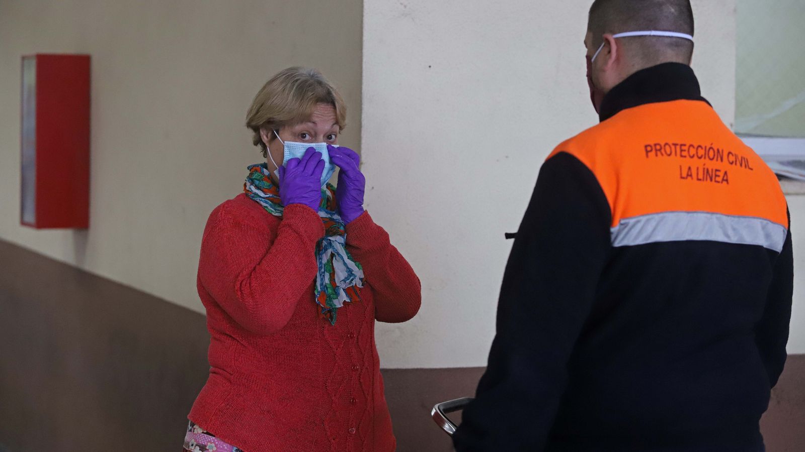 Reparto de mascarillas en las estaciones de autobús del Campo de Gibraltar