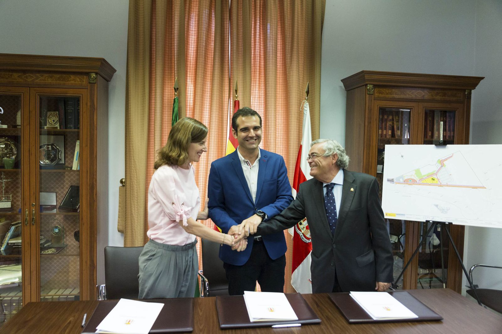 La secretaria de Estado quiso conocer la zona de actuación y ver el estado de las playas de El Toyo y La Cañada.