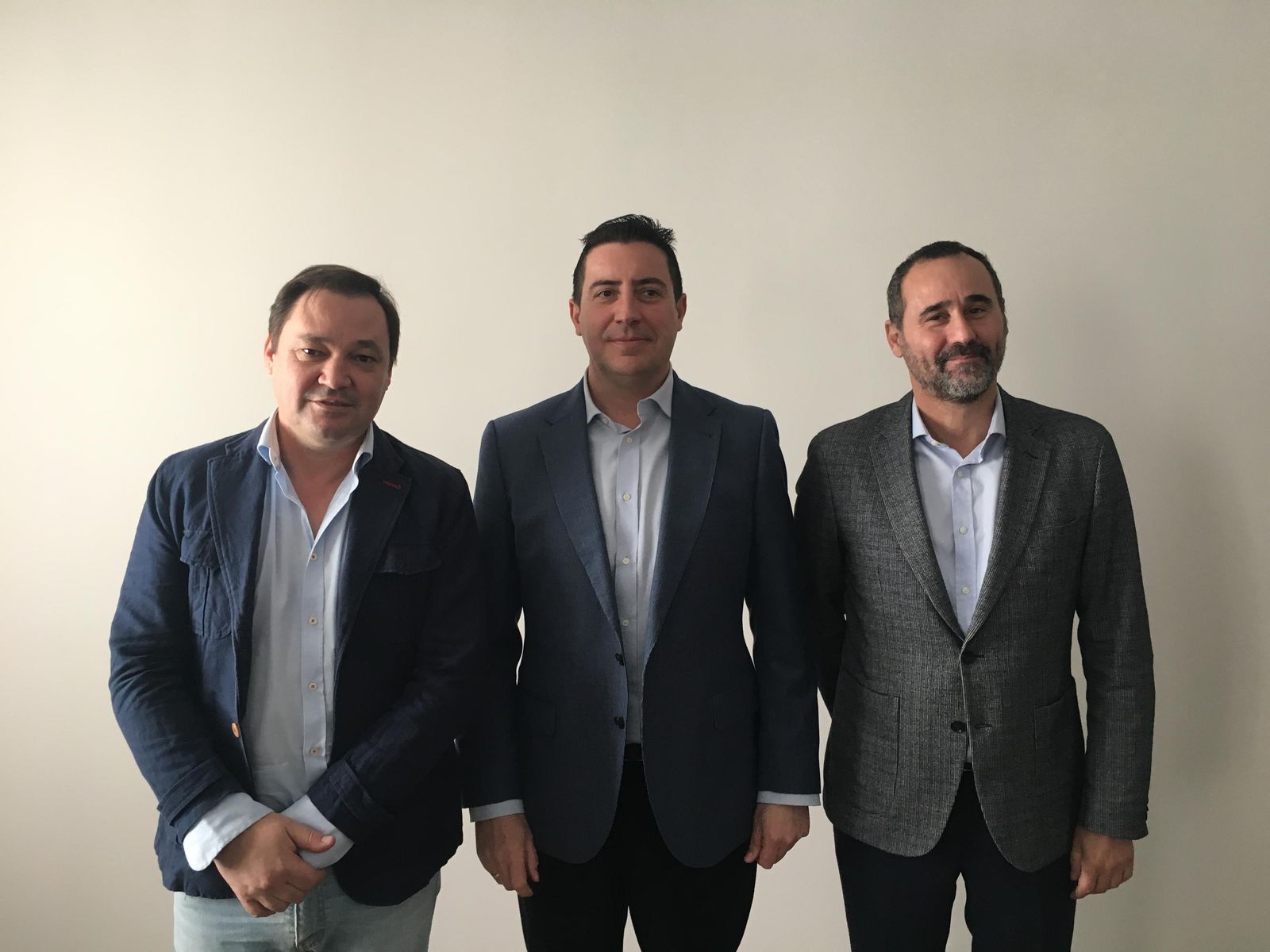 De la Torre (centro), junto a los nuevos vicepresidentes de Horeca.