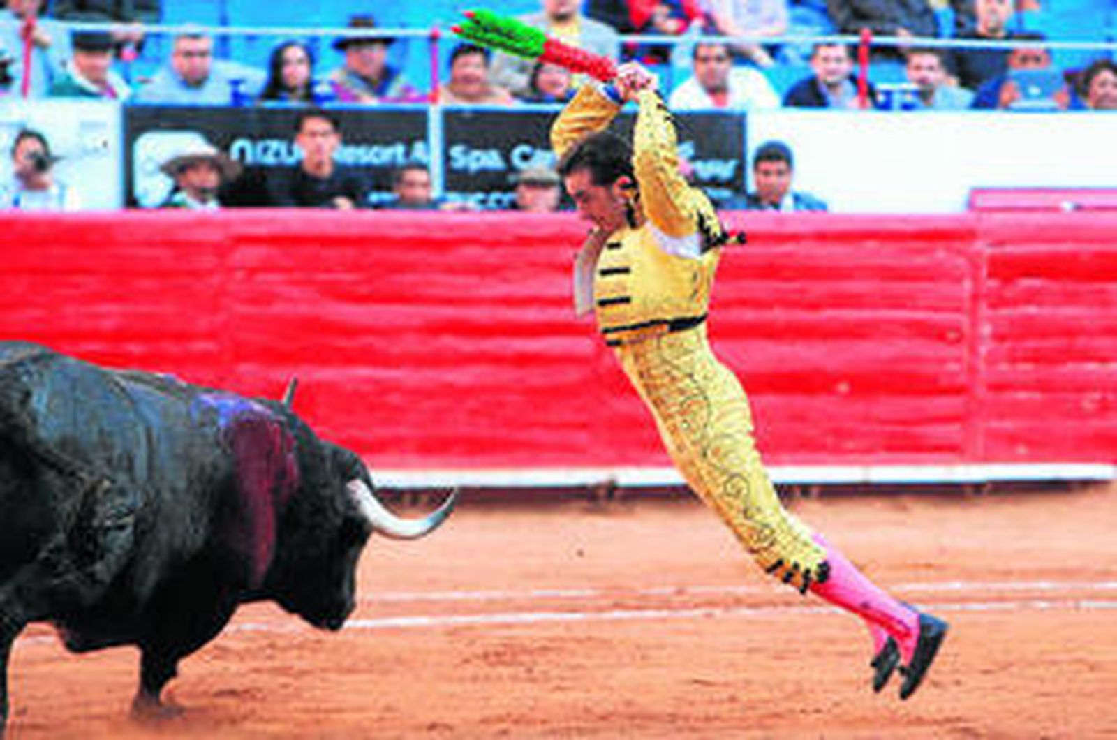 David Fandila 'El Fandi', en un par de banderillas a su primer toro en la Monumental de México.