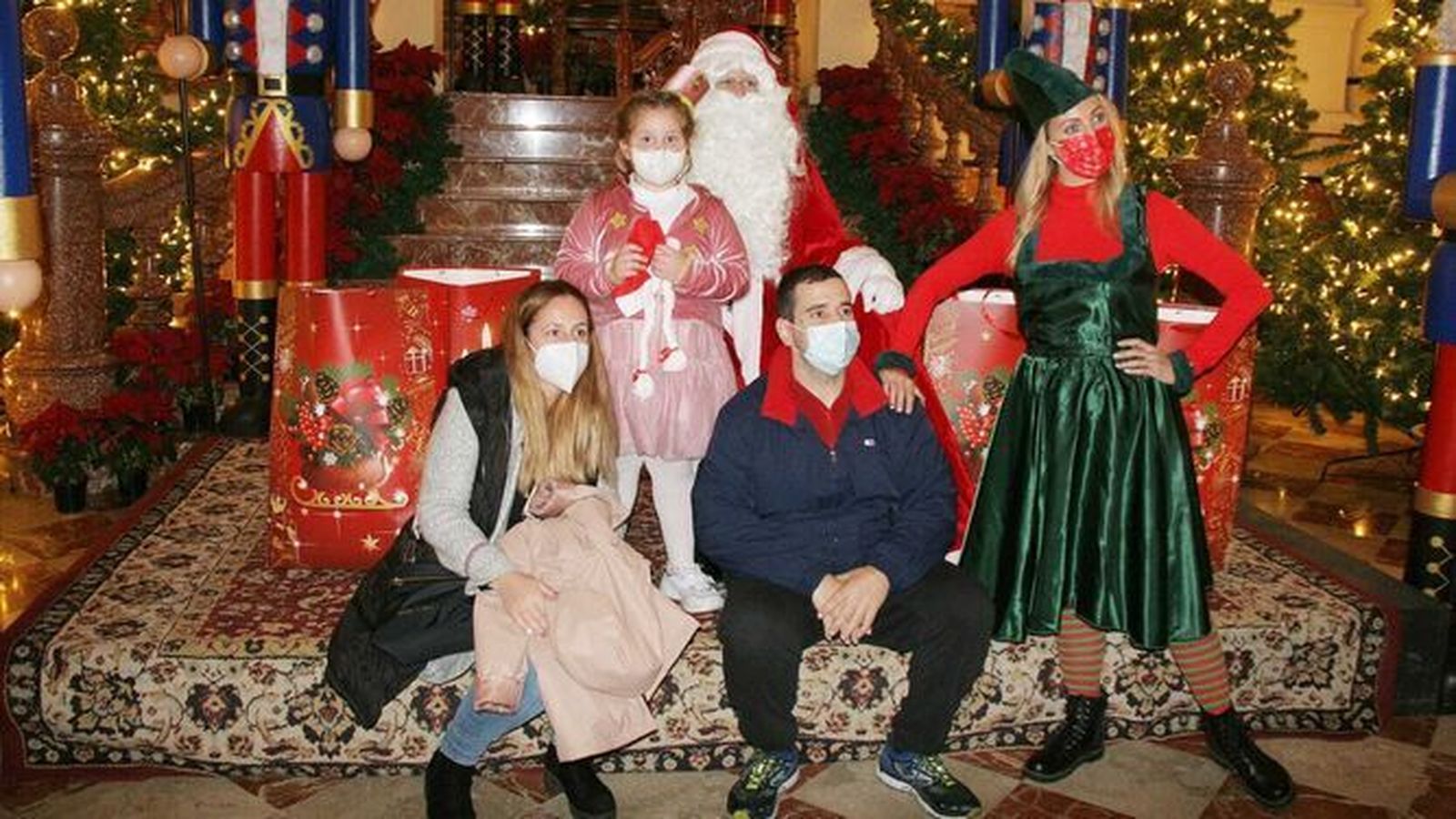 Papá Noel ha recibido a las visitas junto a la escalera del edificio San Luis.