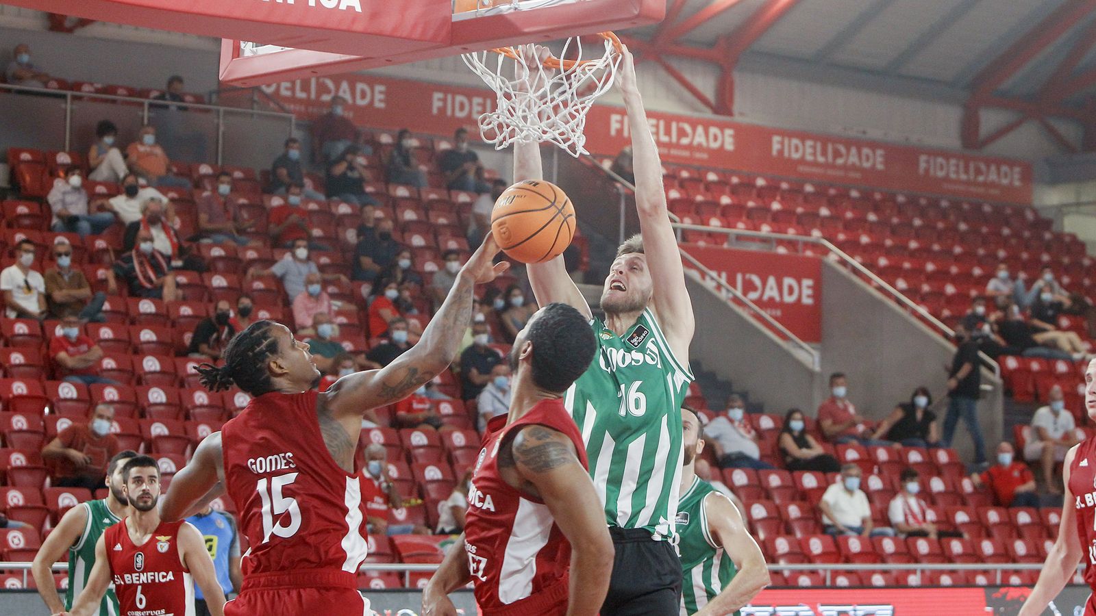 Spires machaca ante dos rivales