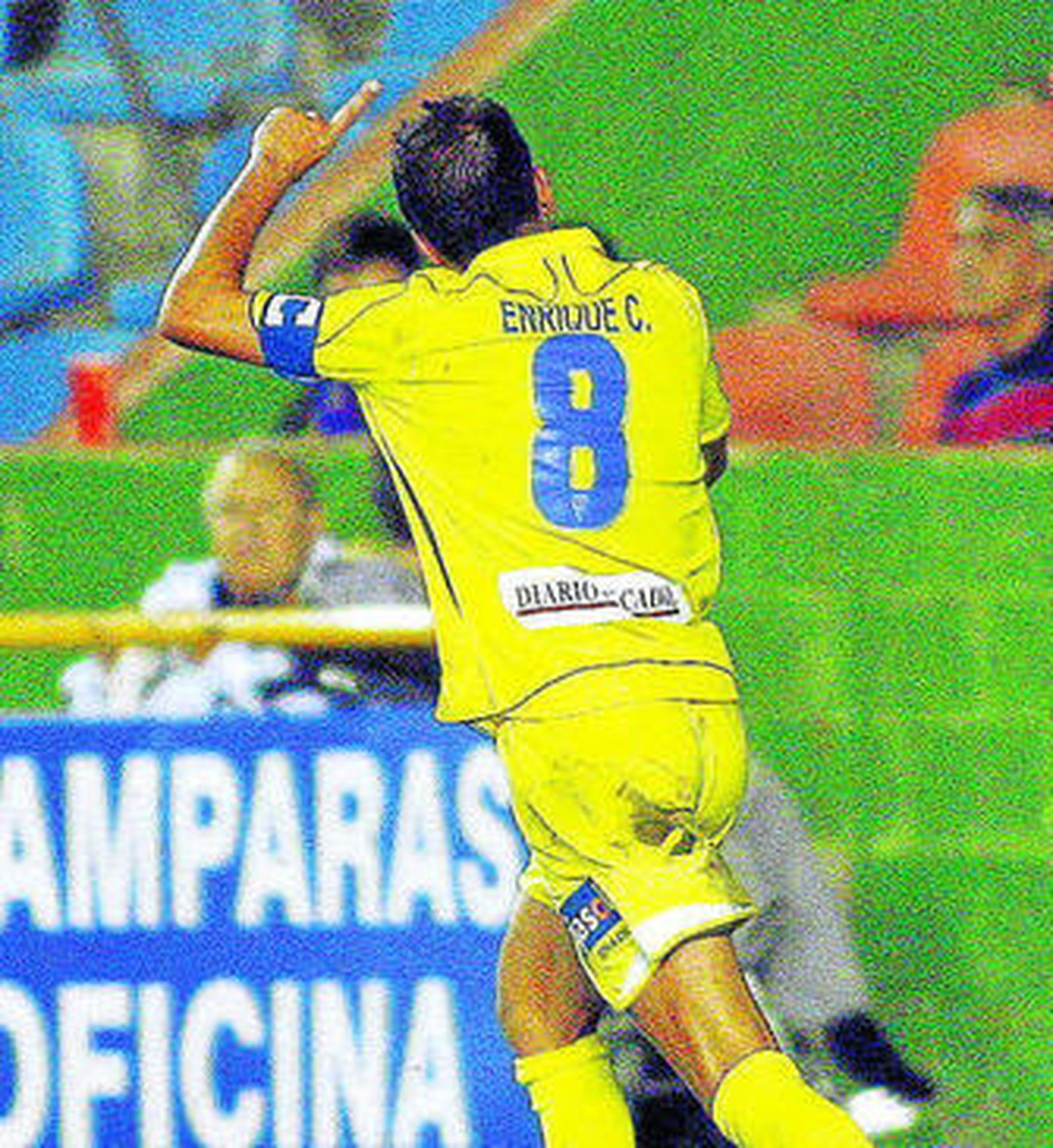 Enrique celebra un gol levantando el brazo izquierdo.