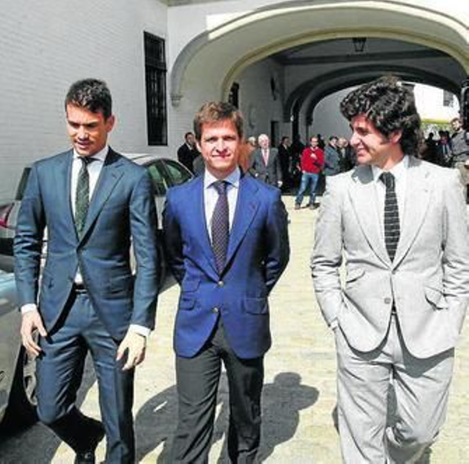 Manzanares, izquierda, junto a El Juli, centro, integrantes de la junta.