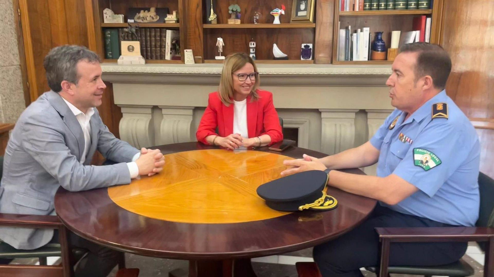 El alcalde Julio Millán y la concejala María del Carmen Angulo reunidos con Juan Ojeda, nuevo jefe de la Policía Local de Jaén