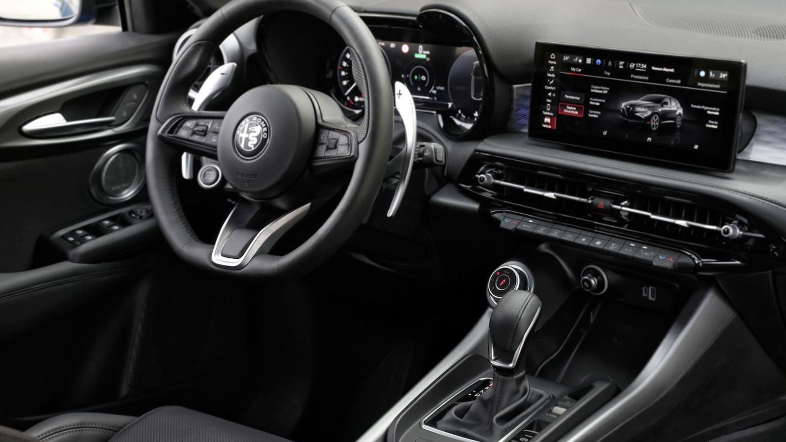 El ADN de Alfa está presente en detalles como las levas tras el volante para manejar el cambio. Todos los Tonale serán automáticos.