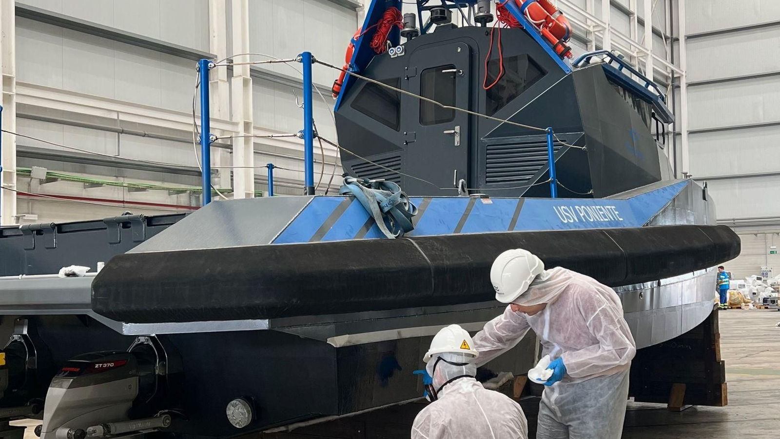Trabajos para el pintado con material 'antifouling' del casco del 'USV Poniente' en Navantia Sistemas-