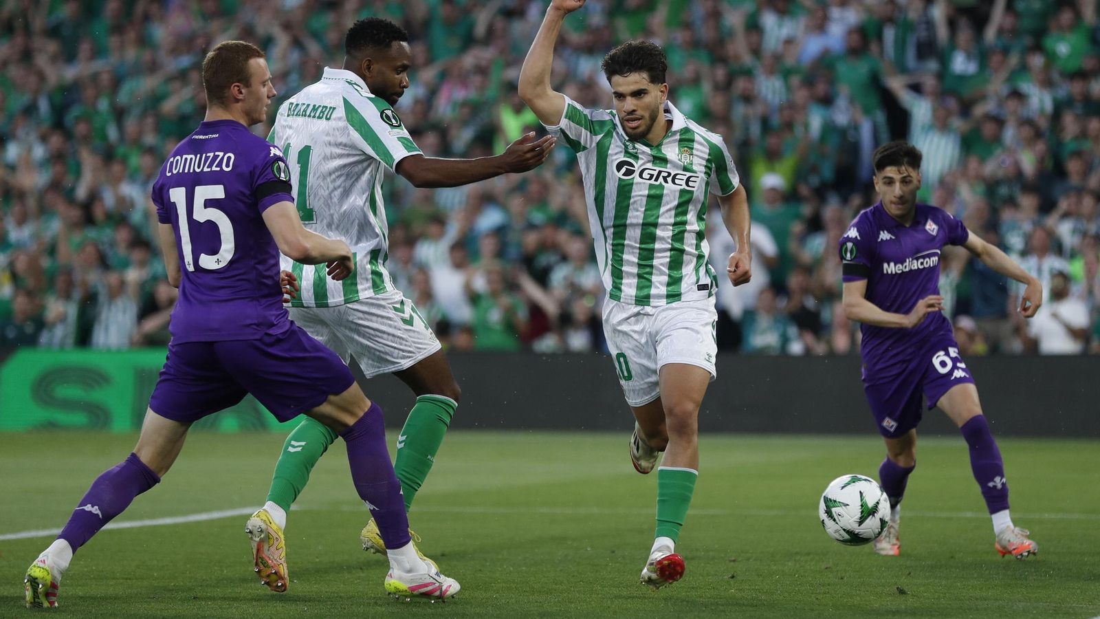 El balón le rebita en la pierna a Abde tras dar en el larguero tras botar dentro en el 1-0.