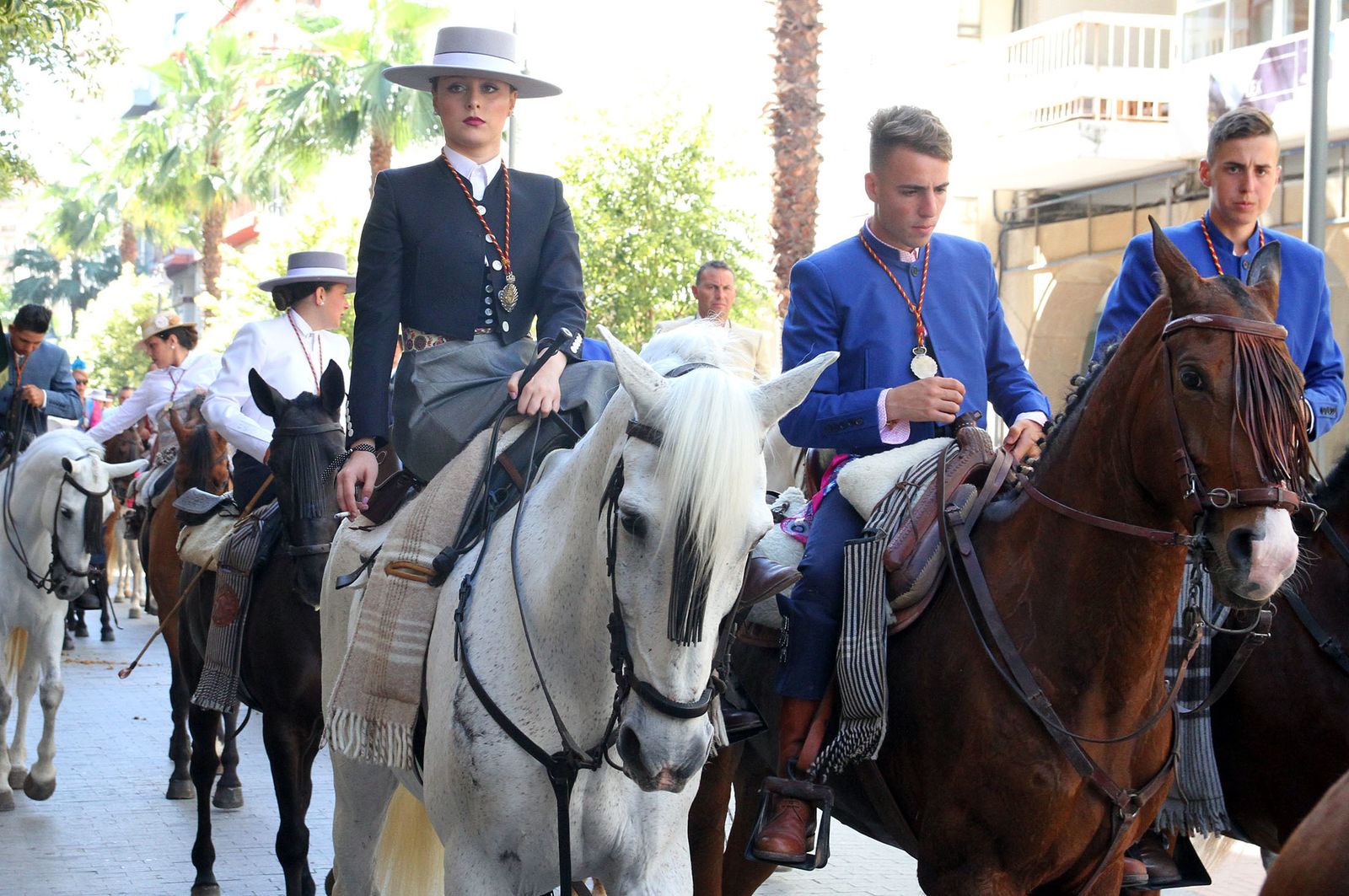 Imágenes de los caballistas, peregrinos a pie y carros de la Hdad de Emigrantes