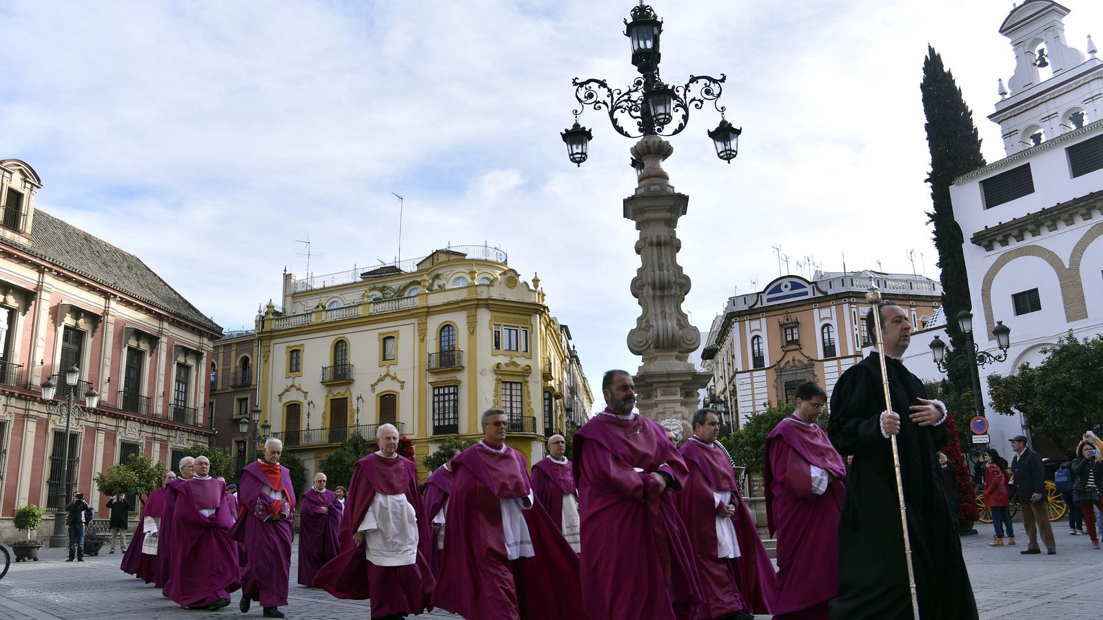 Los canónigos se dirigen a la Catedral tras recoger al arzobispo.