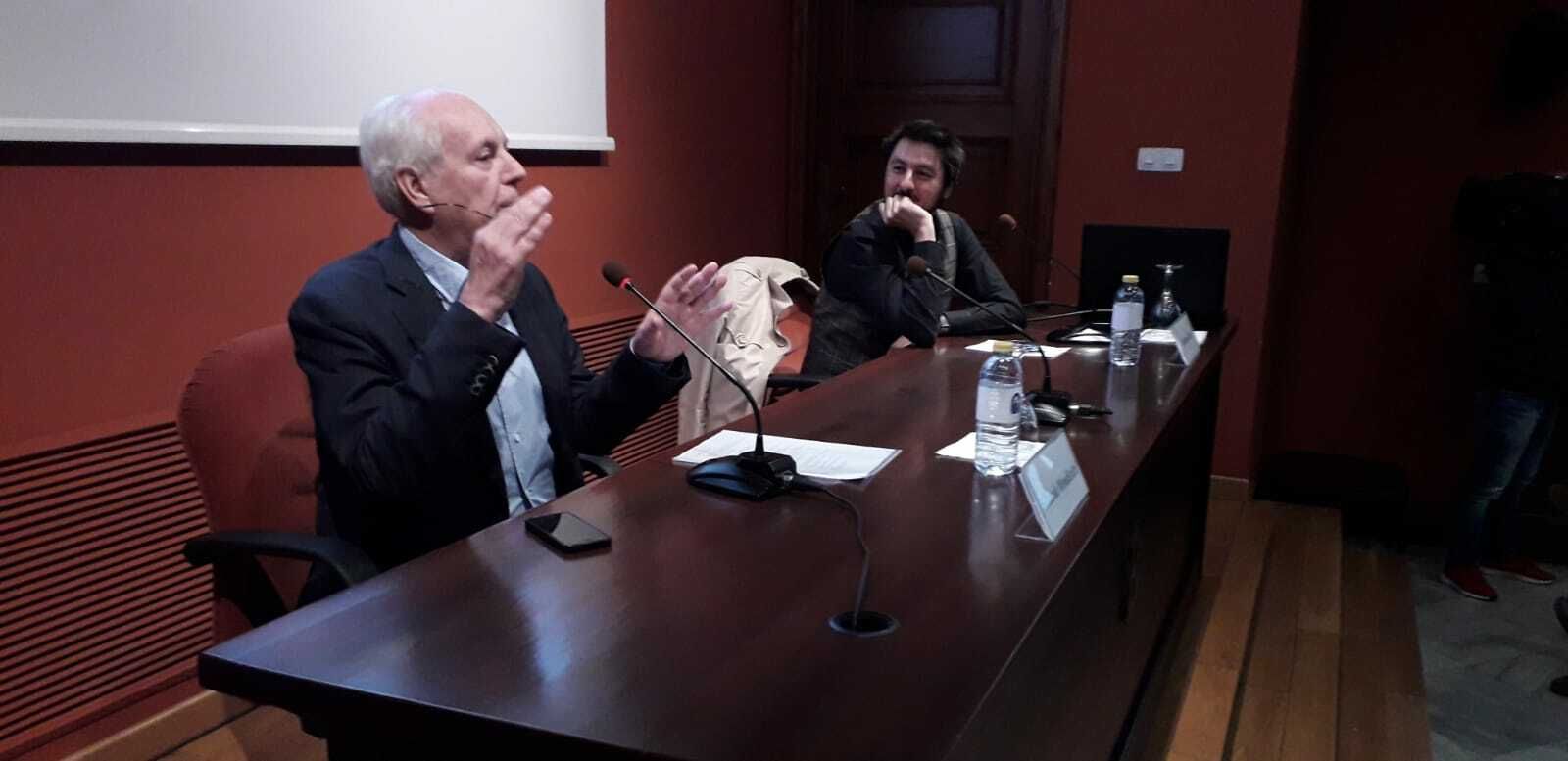 Eduardo Mendicutti y Antonio Lucas, durante su charla en la Fundación.