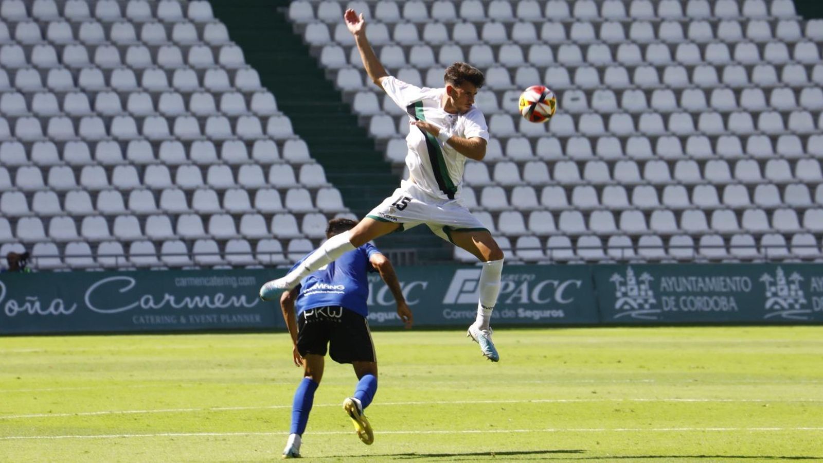 Santi Prado salta en la lucha por un balón.