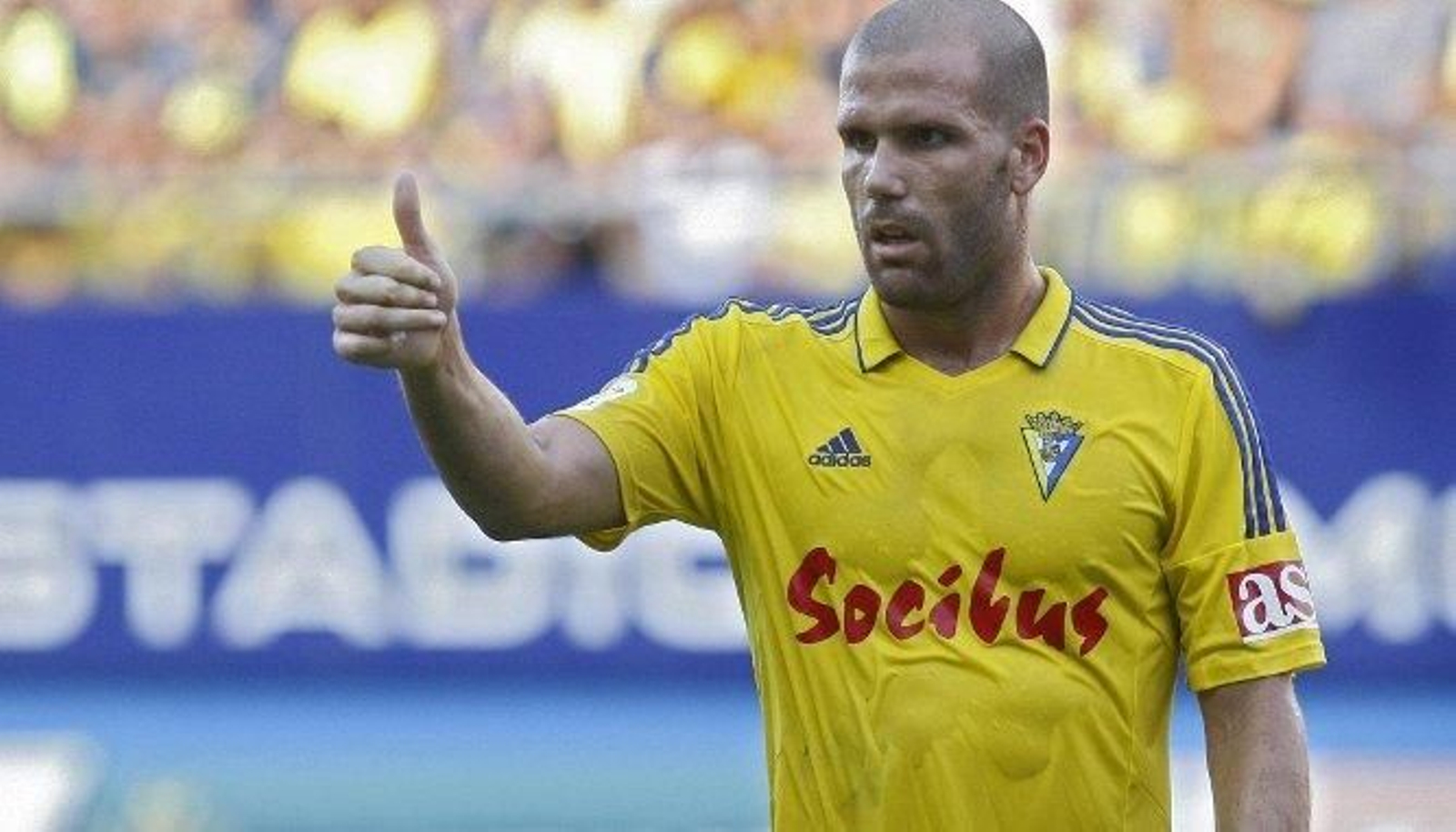 Gesto de aprobación de Alfredo Ortuño en su única temporada como futbolista del Cádiz.