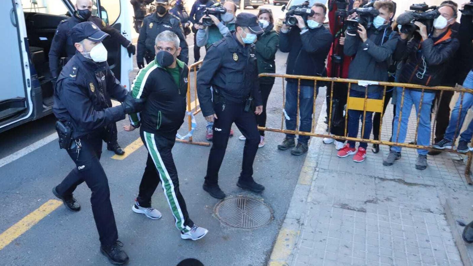 Llegada de Bernardo Montoya a la Audiencia Provincial de Huelva.