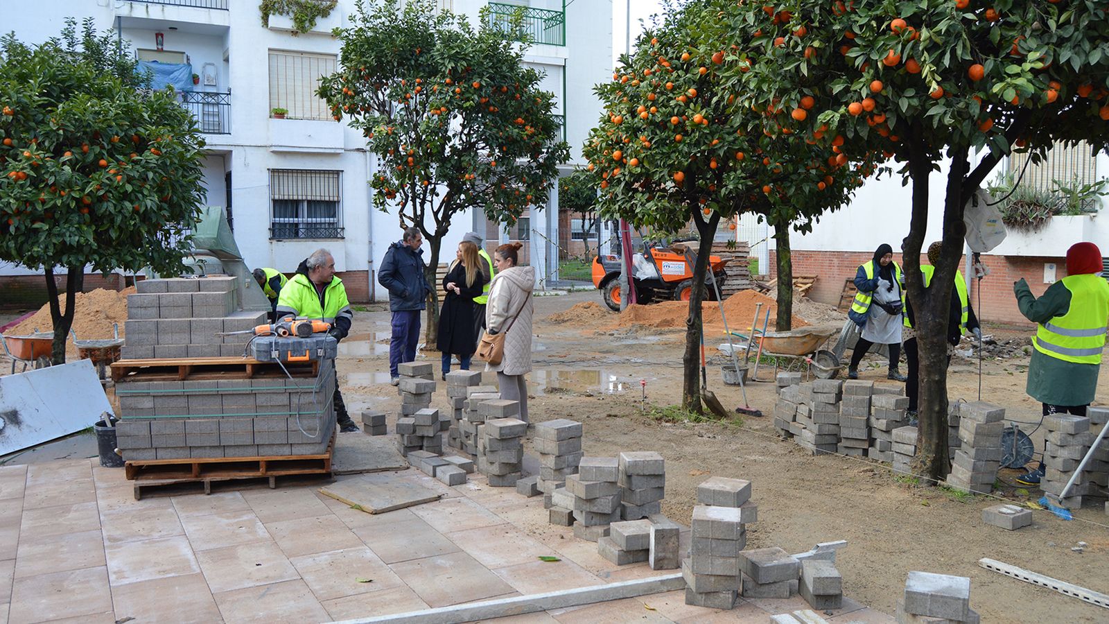Visita de Rocío Cárdenas y Victoria Rodríguez a las obras del PFEA en la barriada Juan Carlos I de la localidad onubense.