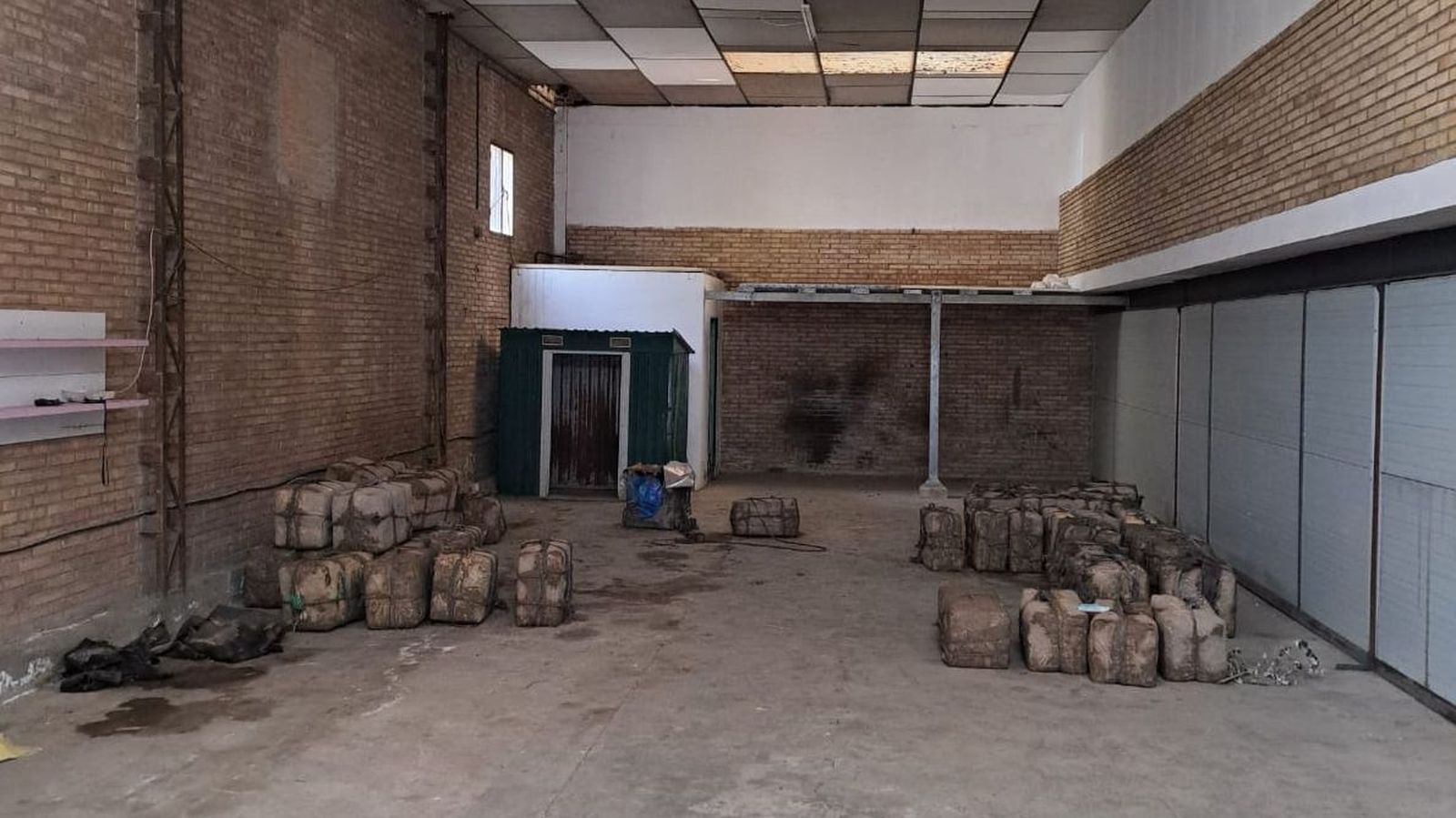 La droga hallada en una nave de Camas, este domingo.