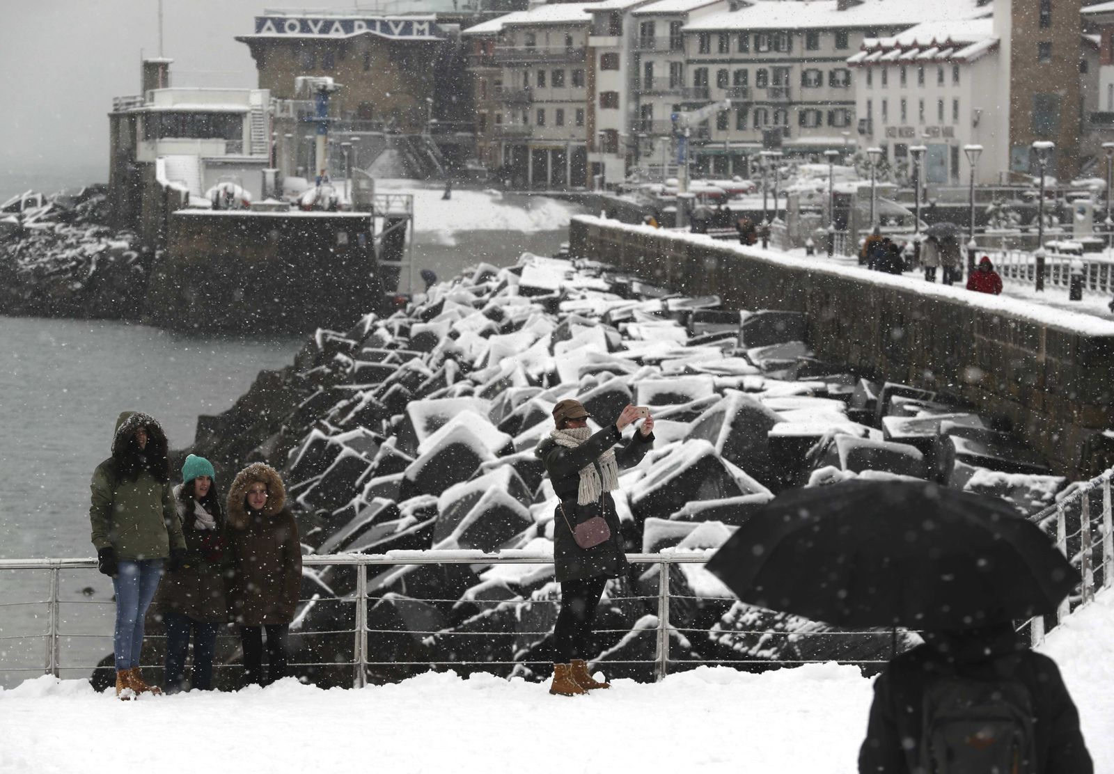 La playa de La Concha de San Sebastián, cubierta de nieve.
