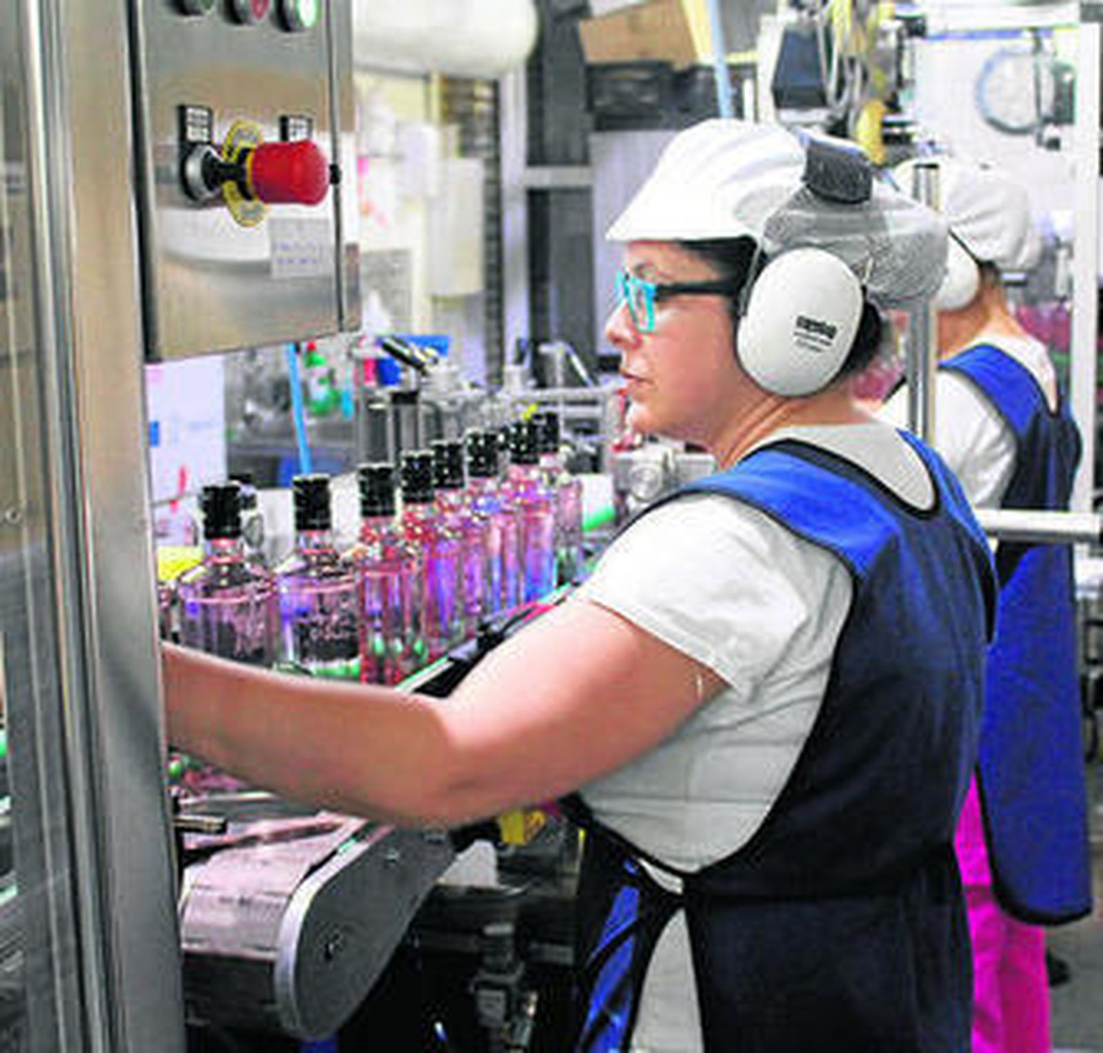 Una mujer en su puesto de trabajo en la destilería de Carmona.
