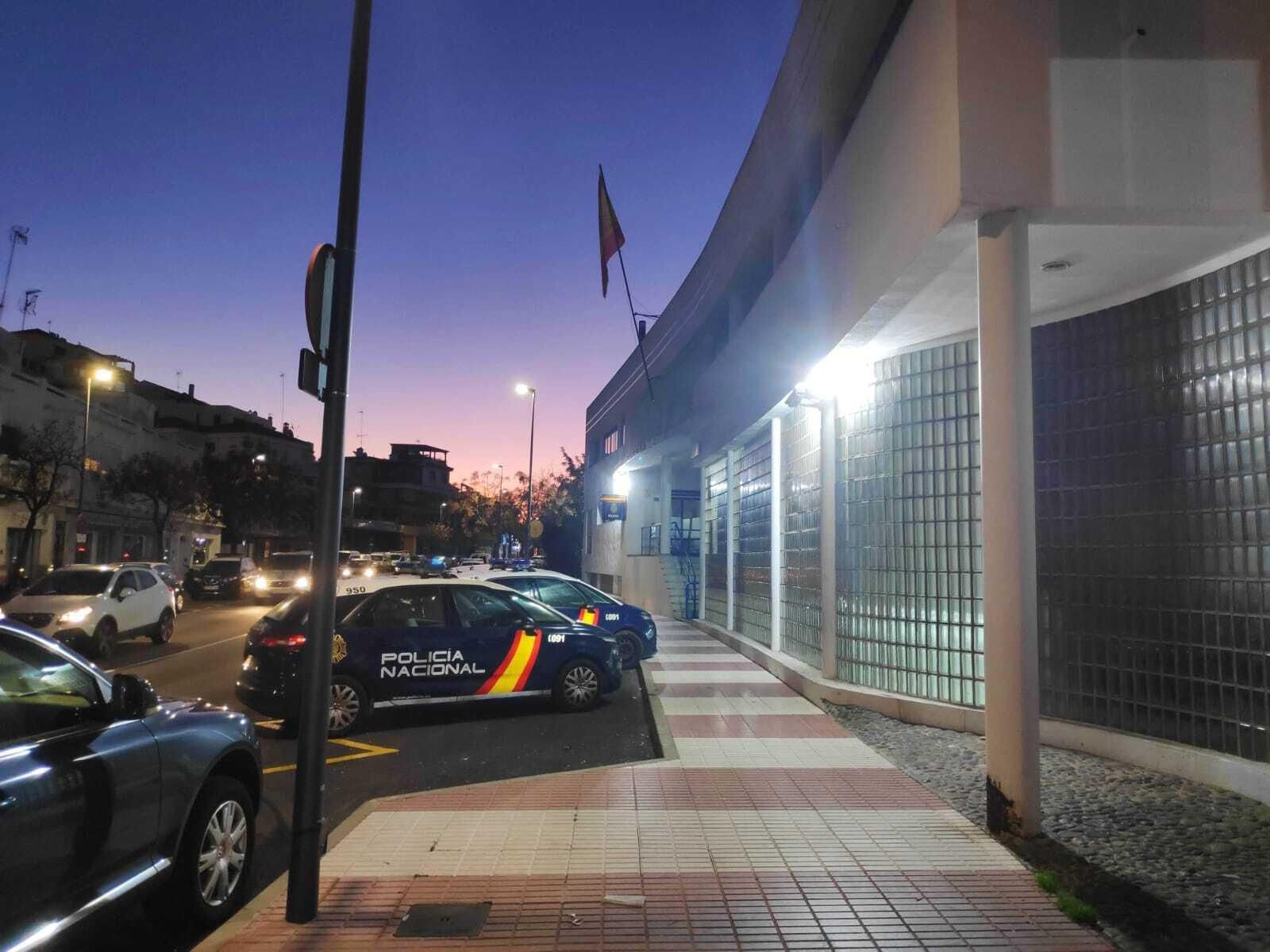 La fachada principal de la Comisaría de la Policía Nacional en Marbella.