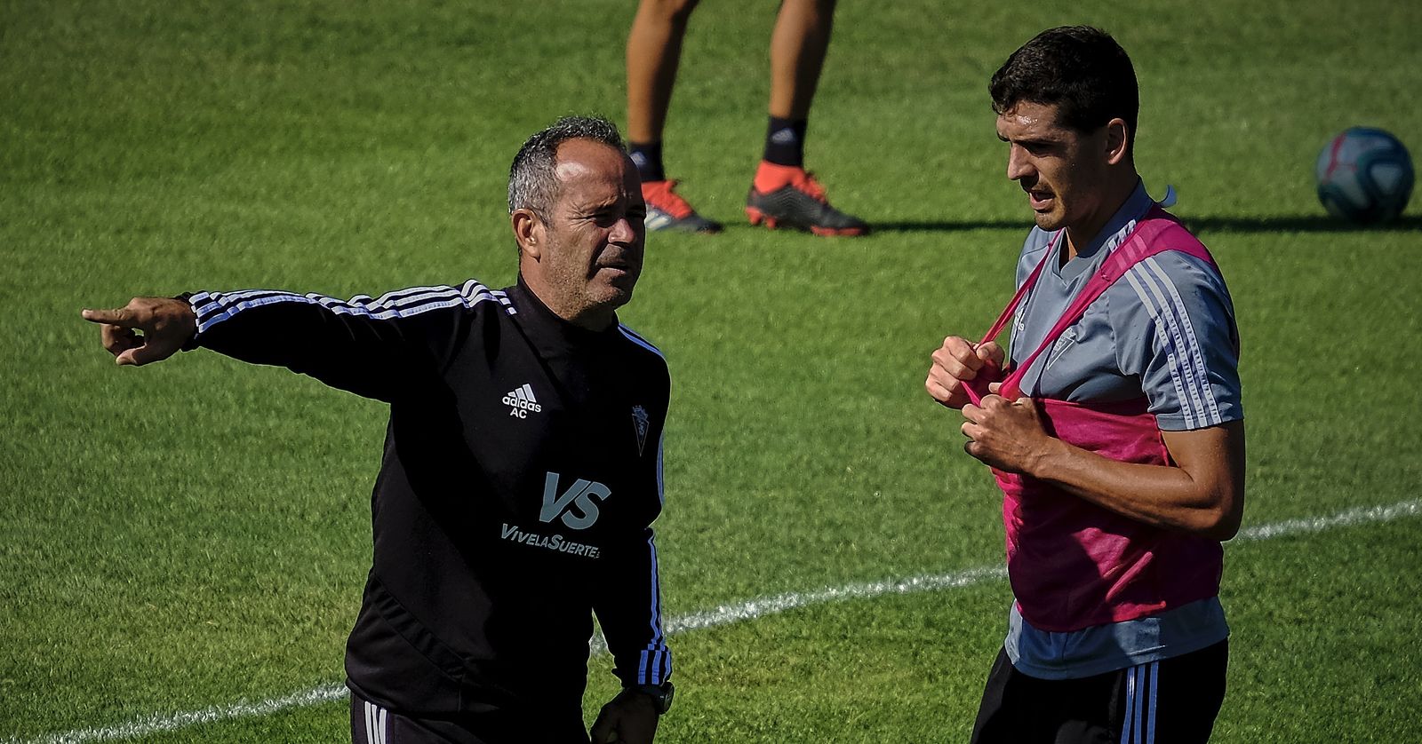 Garrido se sujeta el peto en presencia de Cervera.