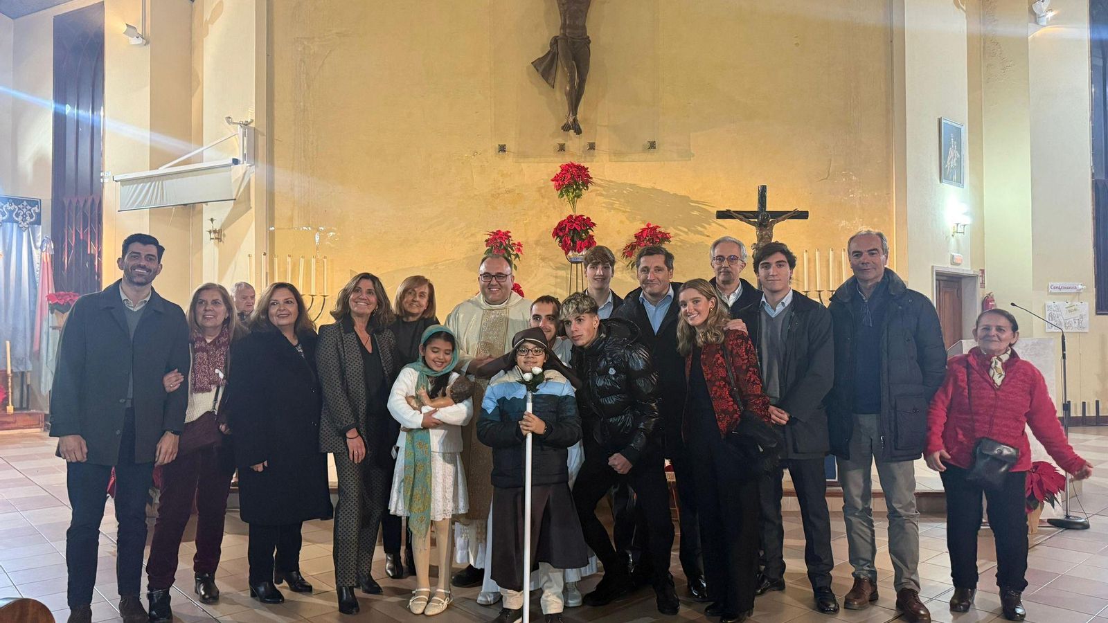 Cofrades y feligreses reunidos en una de las parroquias para escuchar misa