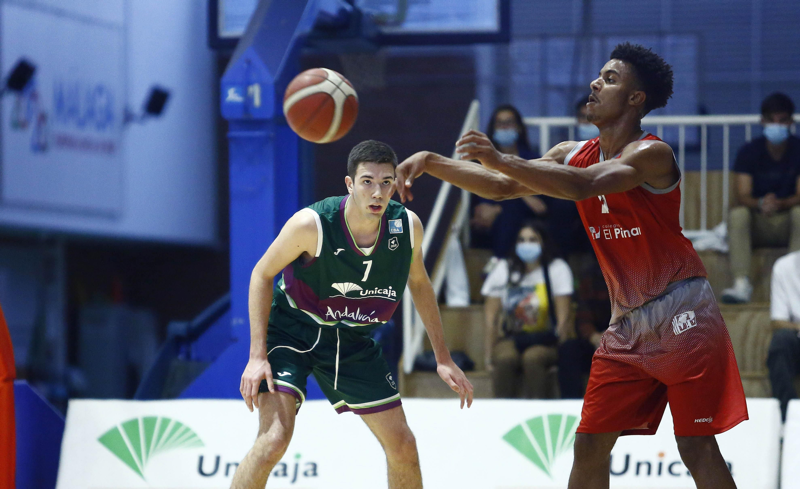 El Unicaja de Liga EBA vence el derbi ante el Colegio El Pinar