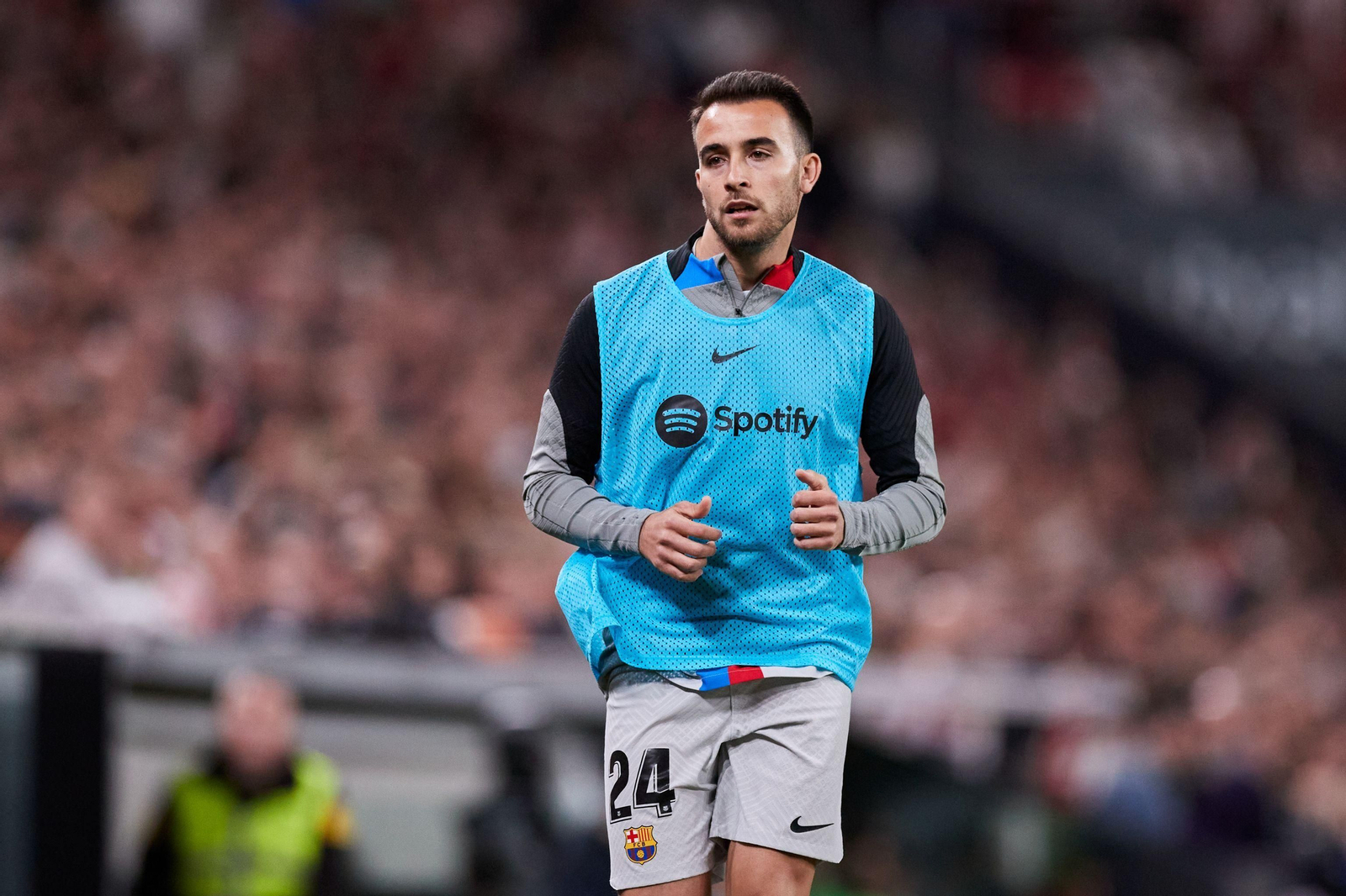 Eric García calienta antes de entrar al campo.