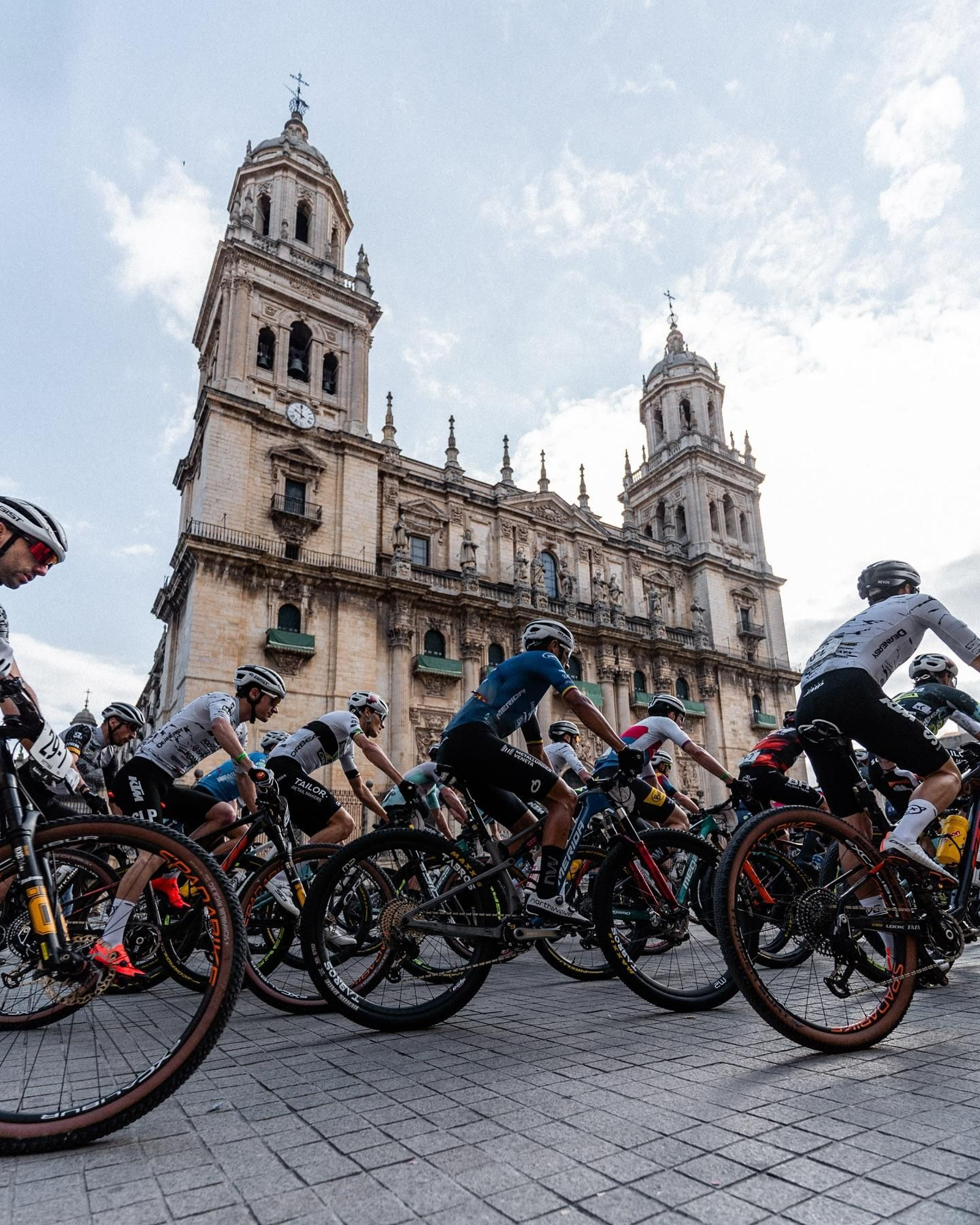 Paso de los ciclistas delante de la Catedral de Santa María.