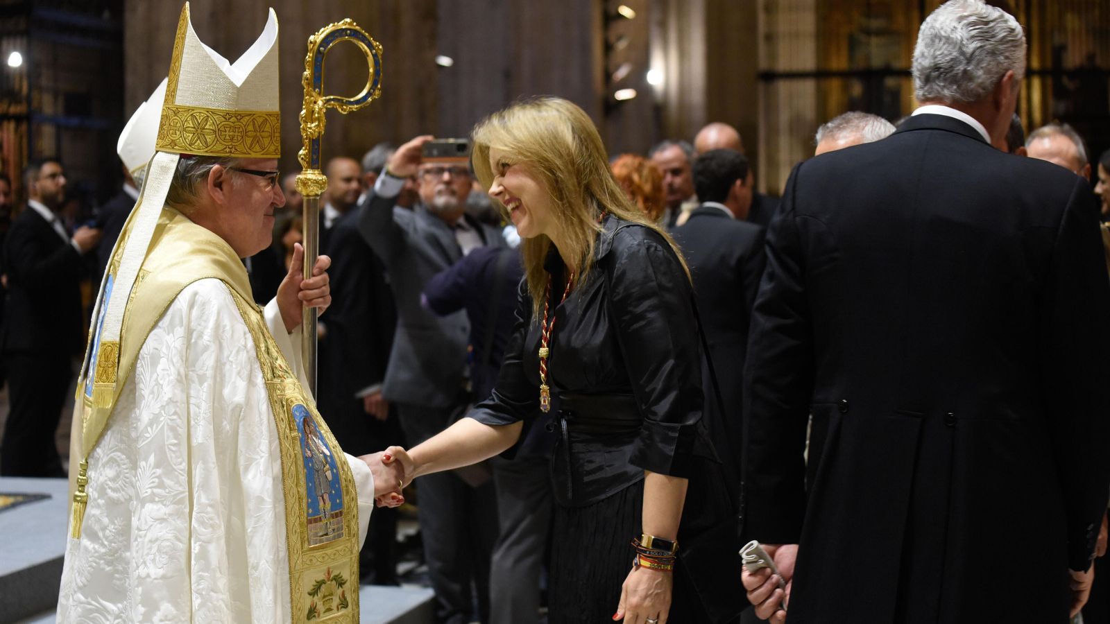Peláez saluda al arzobispo de Sevilla, José Ángel Saiz Meneses.