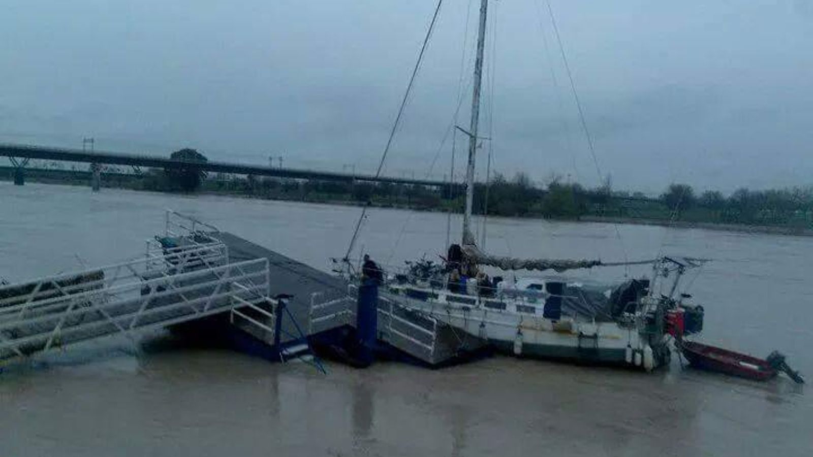 El pantalán de San Juan, destrozado en su día por la riada.
