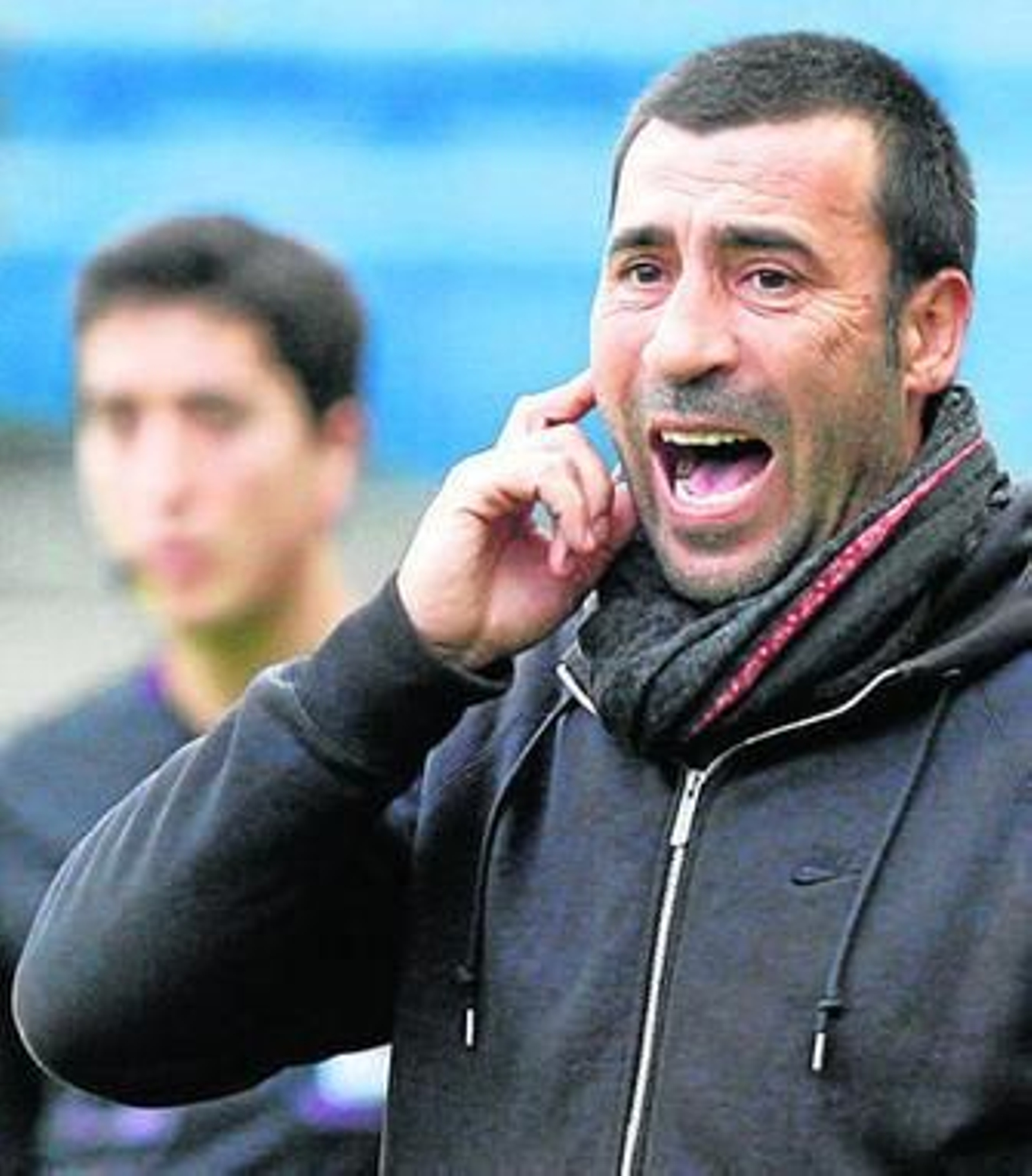 Raúl Agné parece vociferar mientras se lleva la mano derecha a su rostro.