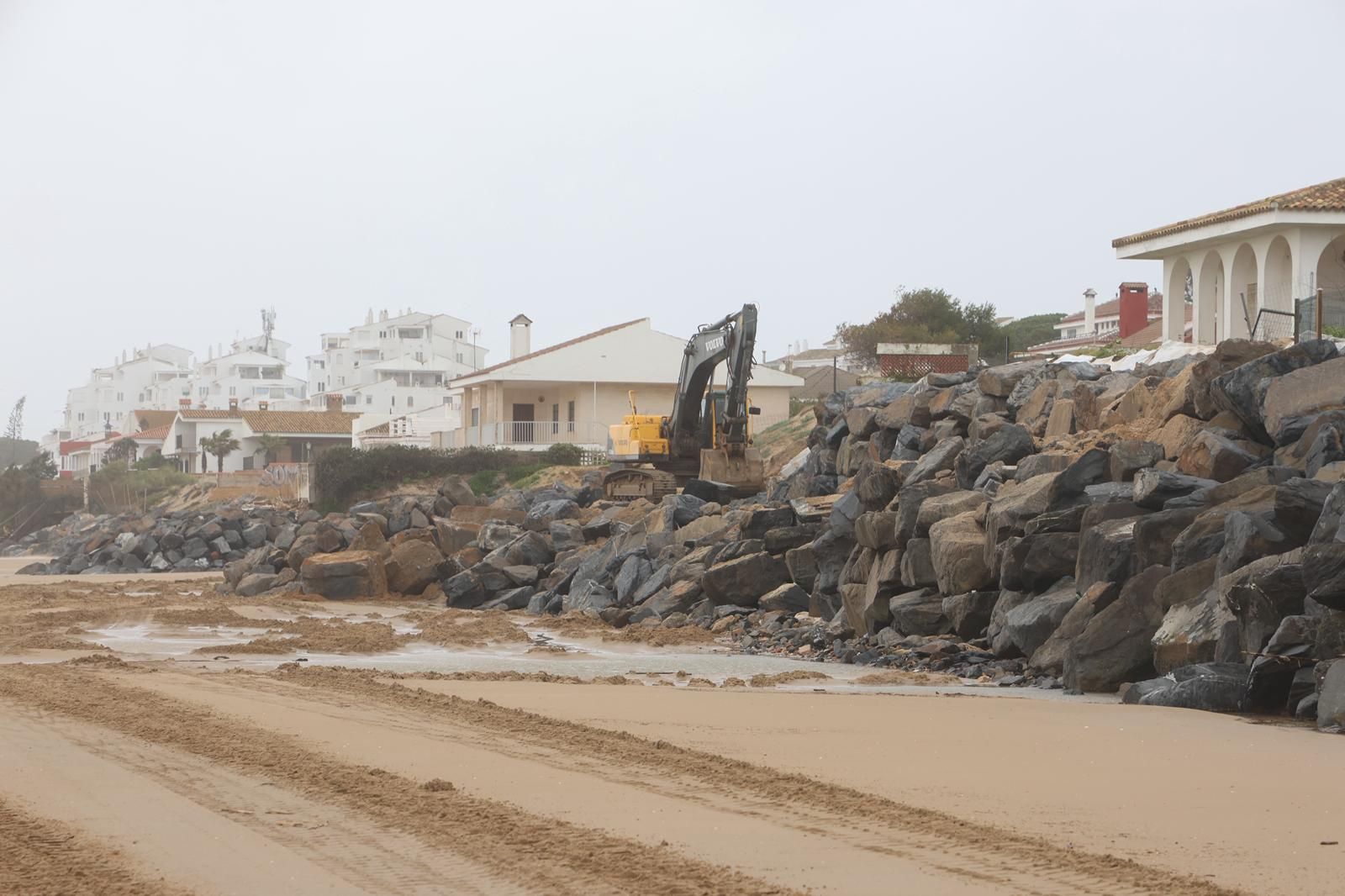 Casas destrozadas en El Portil junto a la línea de playa por el temporal: impactantes fotografías de los daños