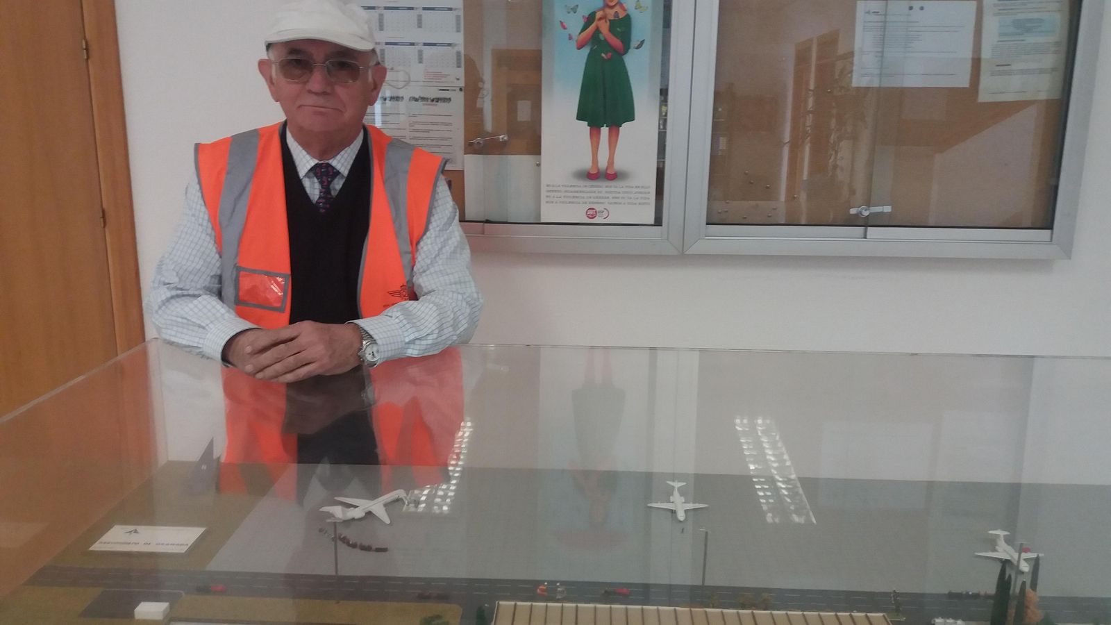 Ante una maqueta del Aeropuerto de Granada