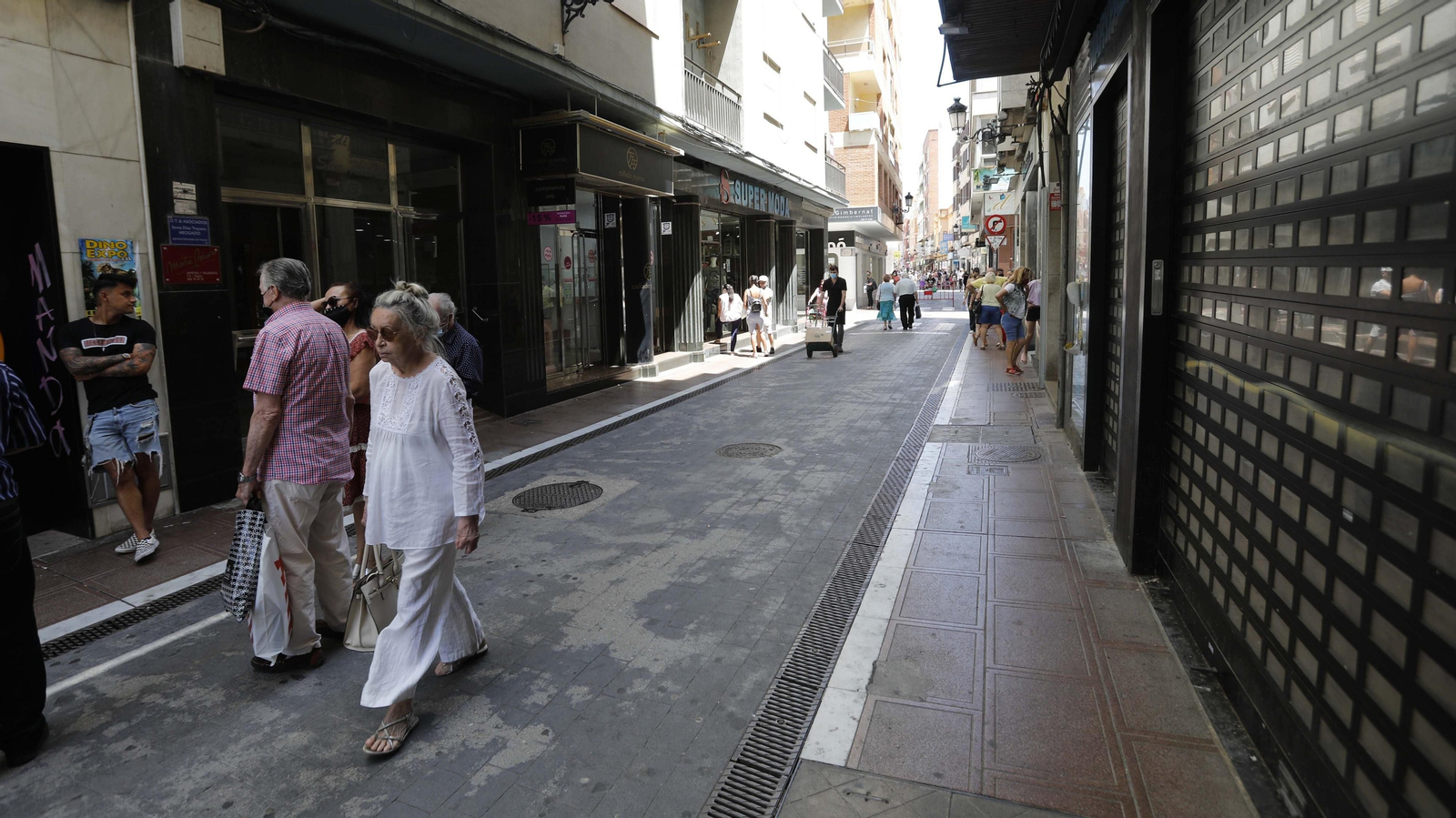 Viandantes en el centro de La Línea.