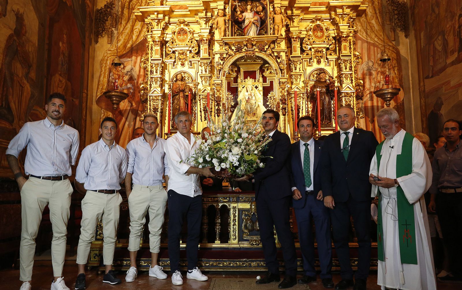La ofrenda floral del Betis a la Virgen de Valme de Dos Hermanas