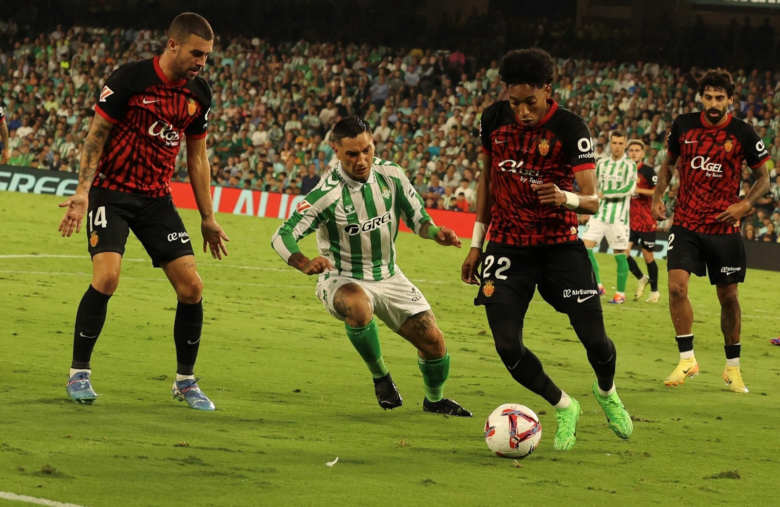 El Chimy Ávila presiona a Mójica en un lance del partido.