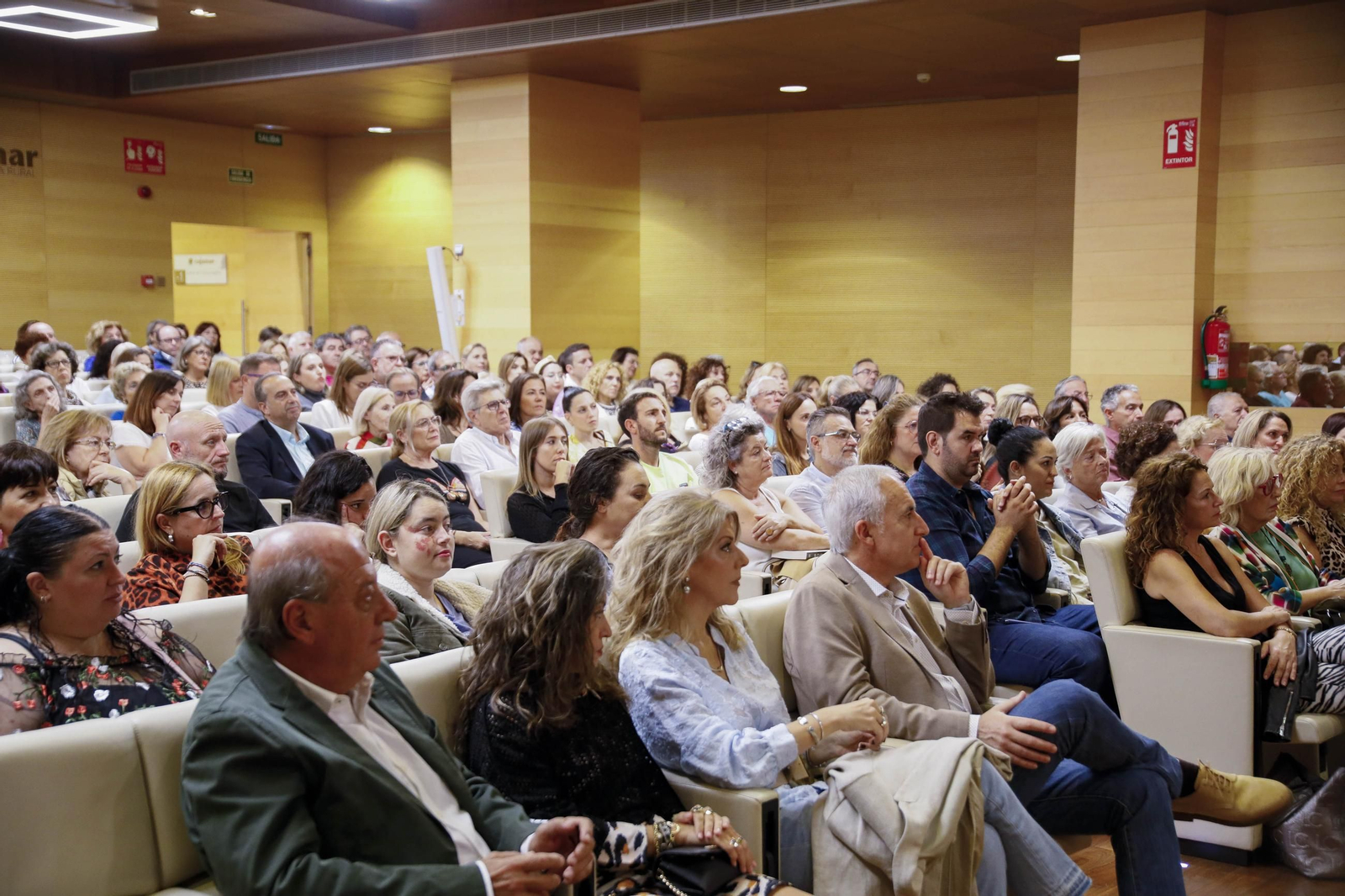 Carmen Mola presenta su libro "El clan" en la Casa de las mariposas de Almería, en imágenes