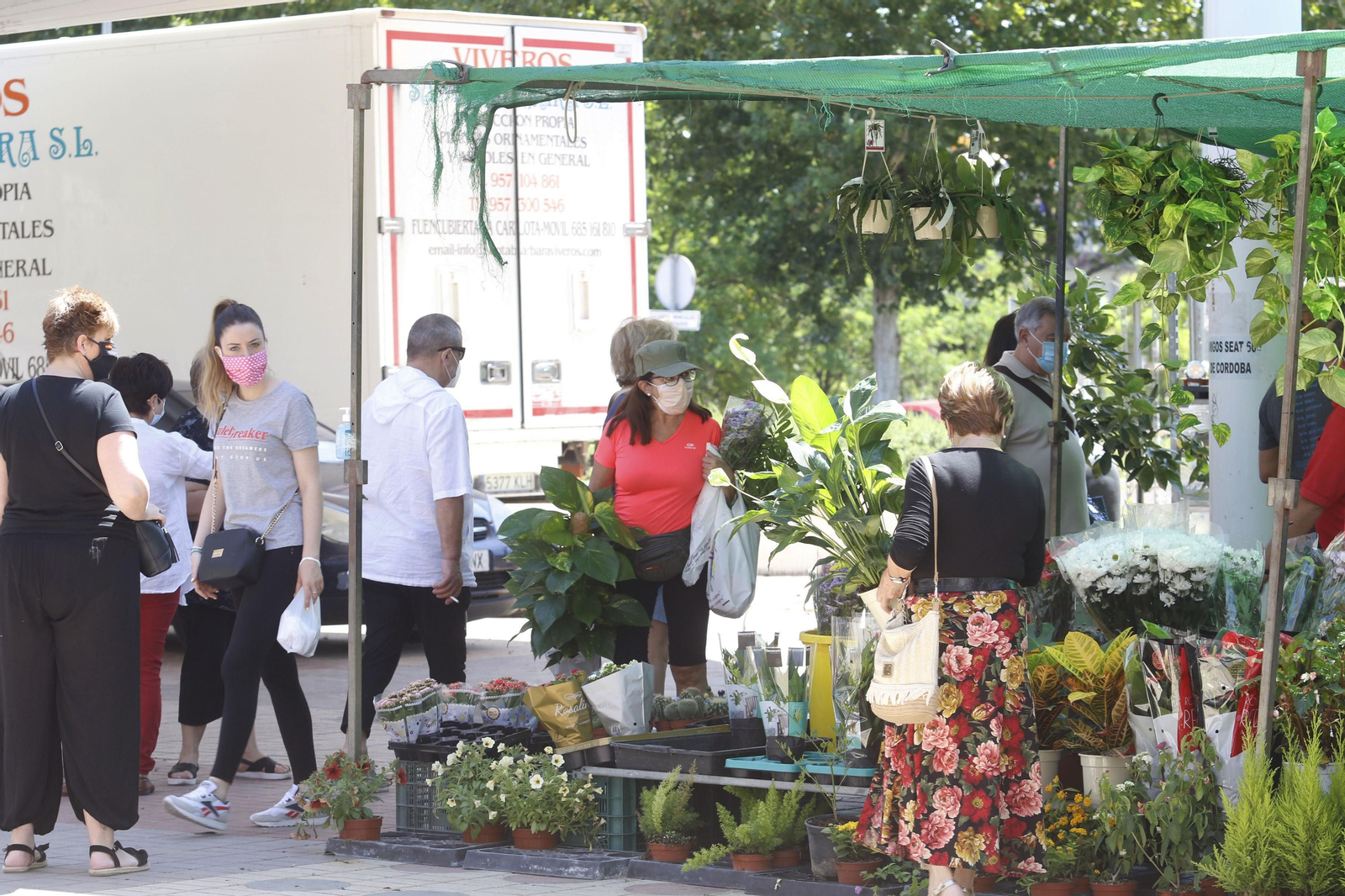 El regreso de los mercadillos de Córdoba tras la crisis del coronavirus, en fotos