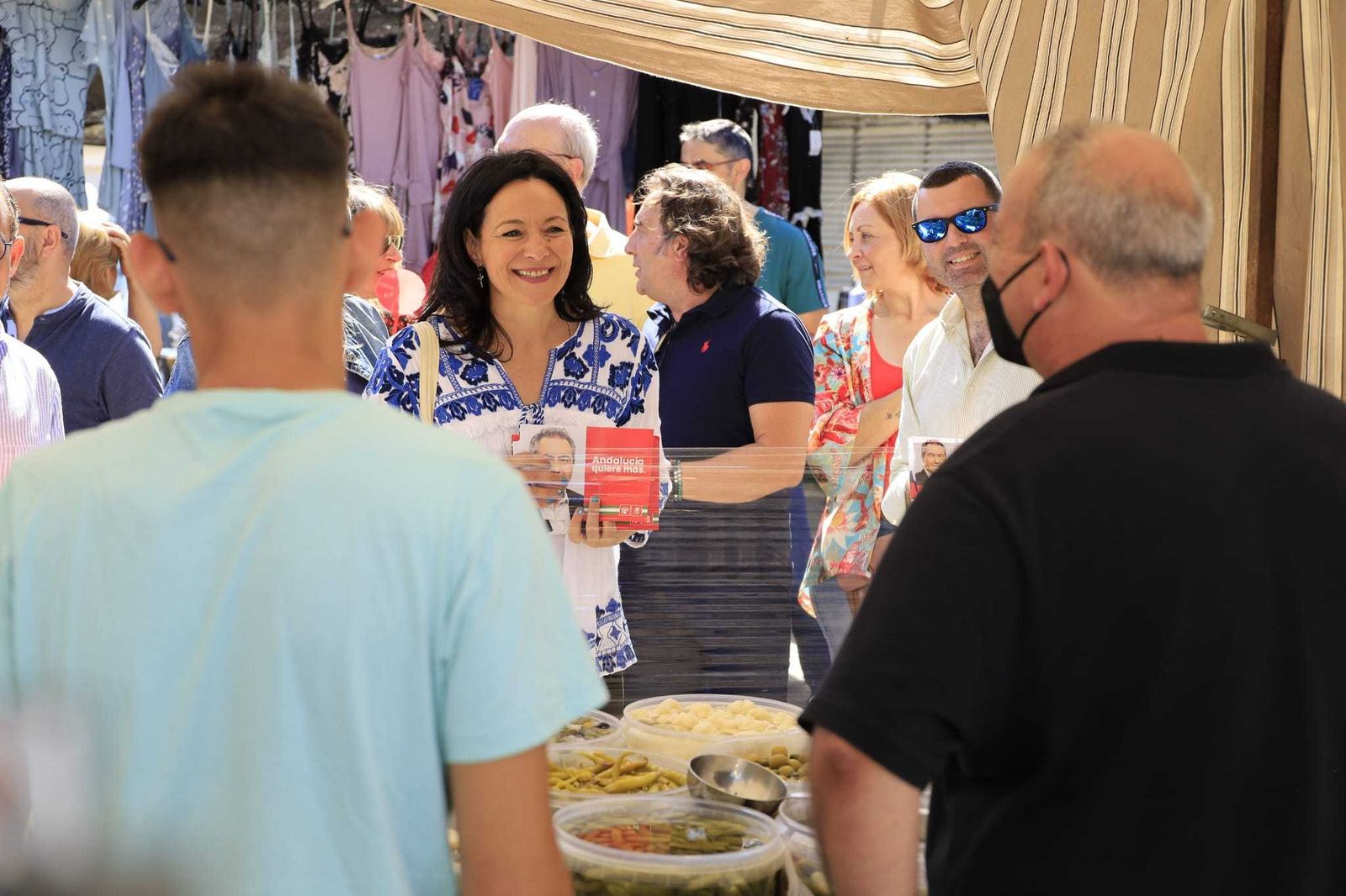 Rafi Crespín, durante el reparto electoral.