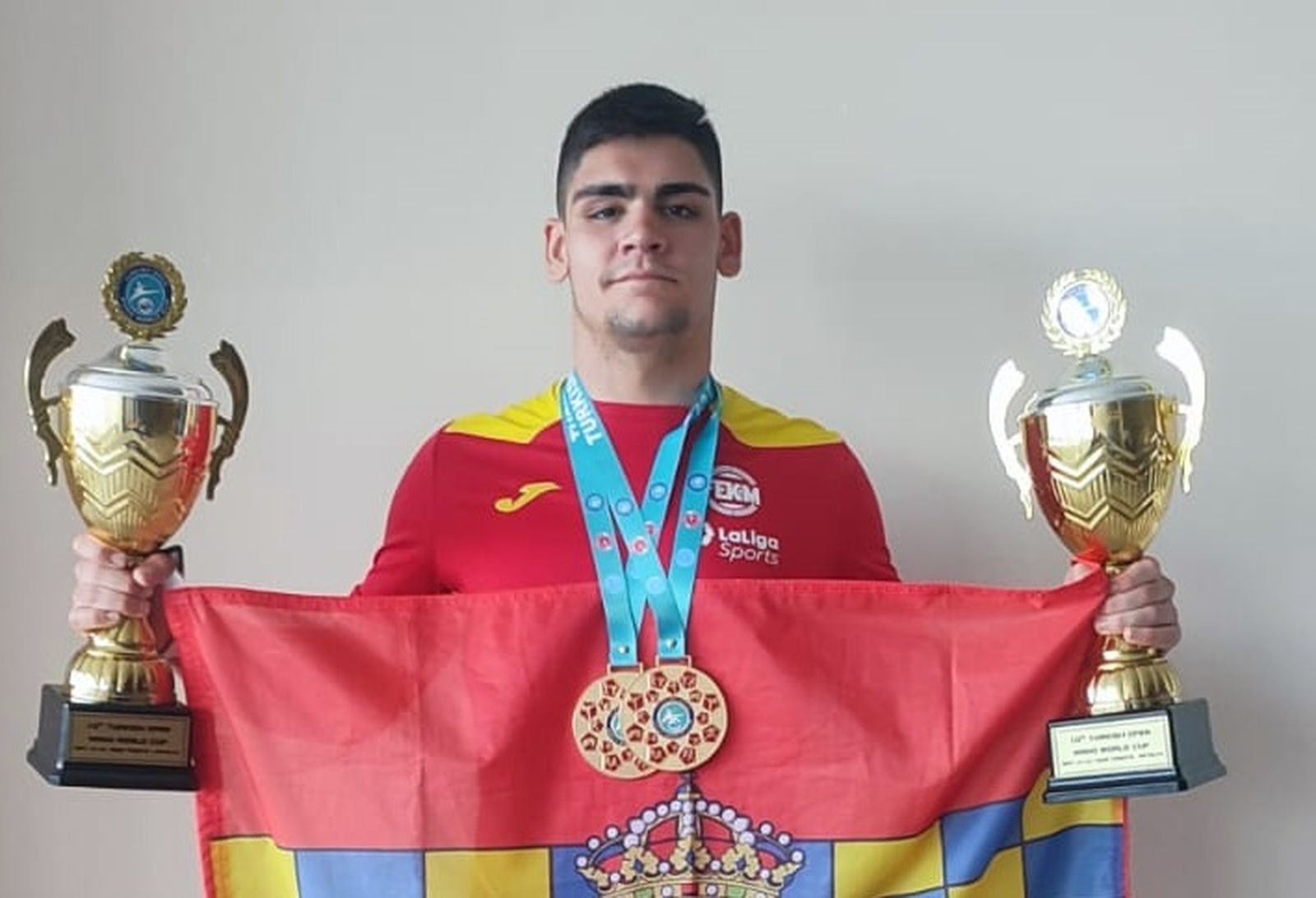 Samuel Molina muestra su doble título.