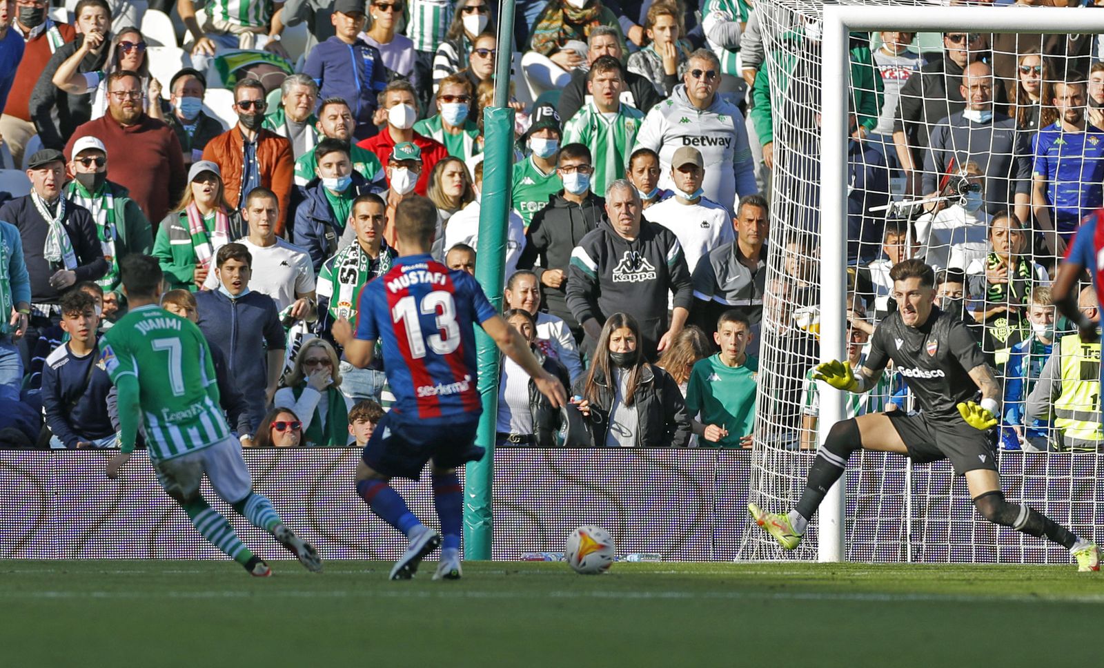 Una imagen del último partido de Liga entre el Betis y el Levante.