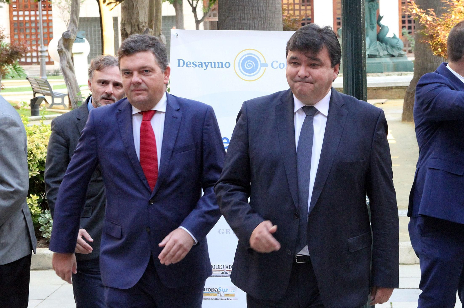 Imágenes de la conferencia y desayuno-coloquio de Gabriel Cruz, alcalde de Huelva