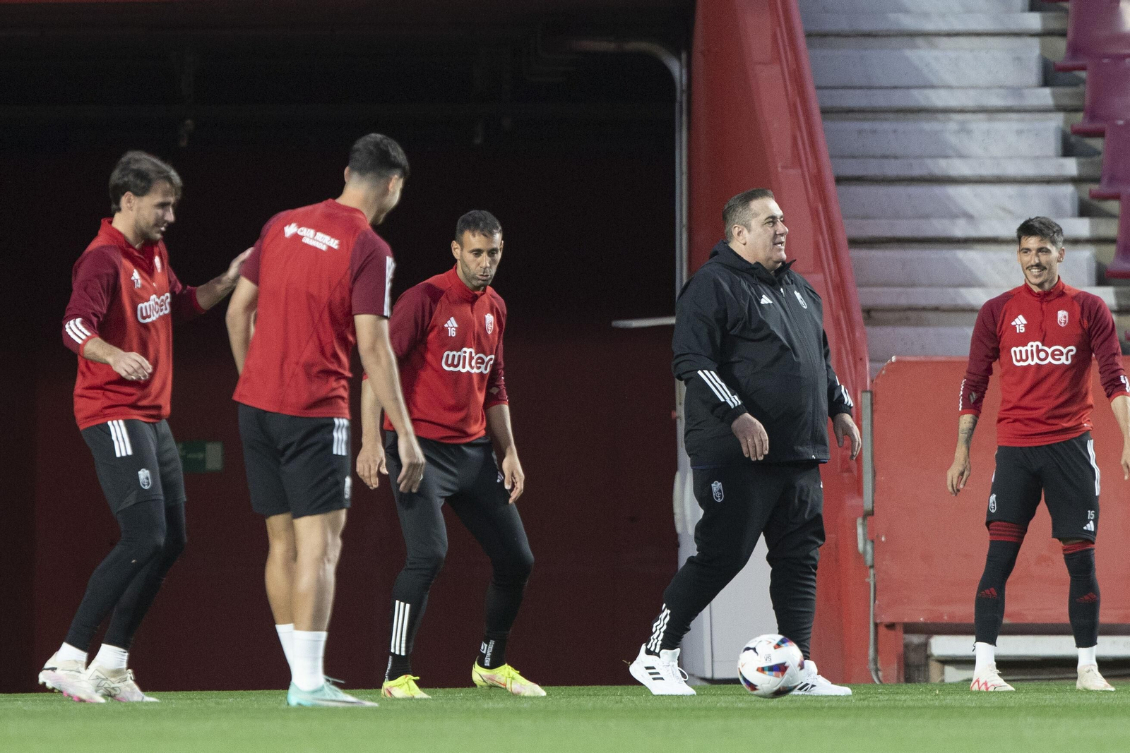Sandoval dirige su primer entrenamiento con el Granada