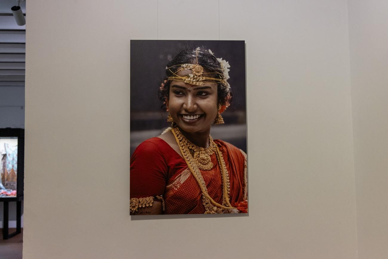 ‘Saris de seda, realidades desveladas’: una mirada fotográfica a la fuerza y dignidad de las mujeres de la India en los Baños Árabes de Jaén